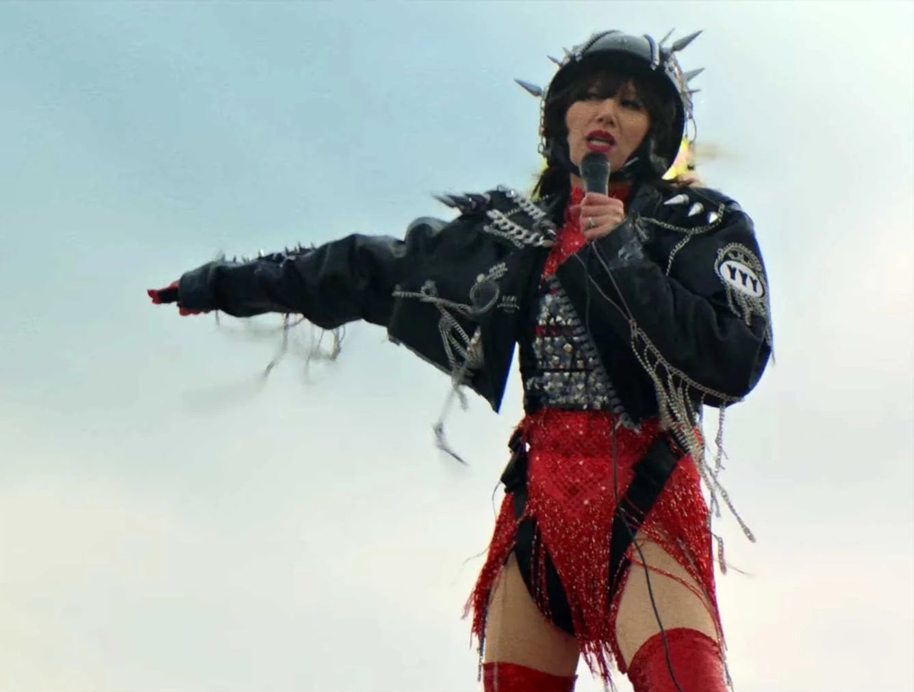 yeah-yeah-yeahs-Spitting-Off-the-Edge-of-the-World-musikvideo.jpg