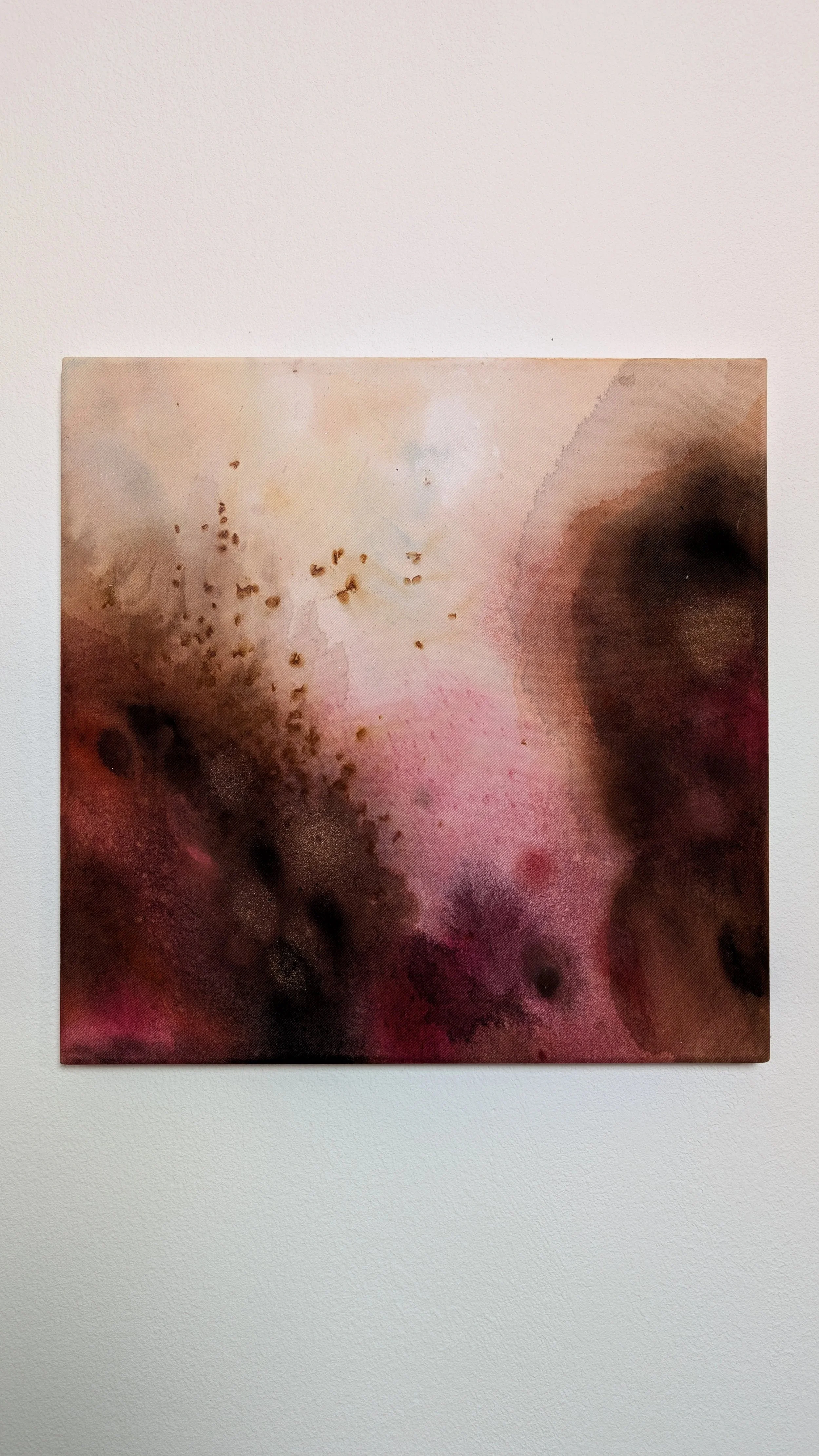 Ein abstraktes Kunstwerk mit warmen Farben in Pink, Braun, Schwarz und Creme, das wie ein Wasserfarben-Gemälde aussieht.