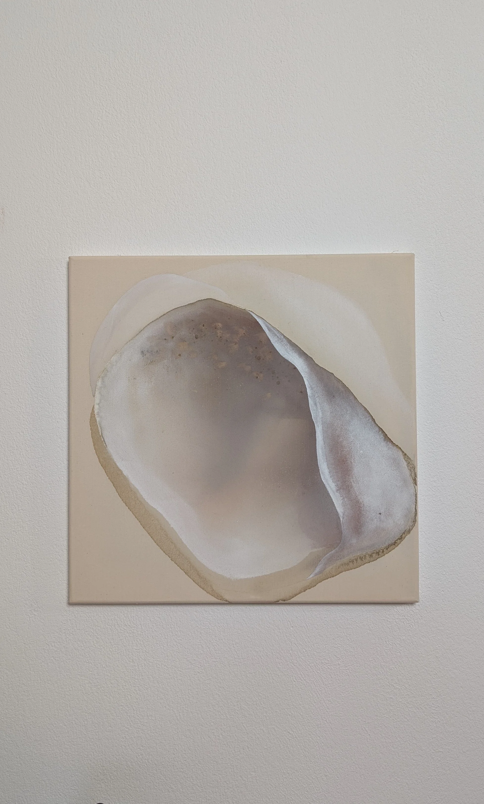 Abstrakte Aquarellmalerei in neutralen Tönen, mit einer organischen Form, die an eine Muschel erinnert.