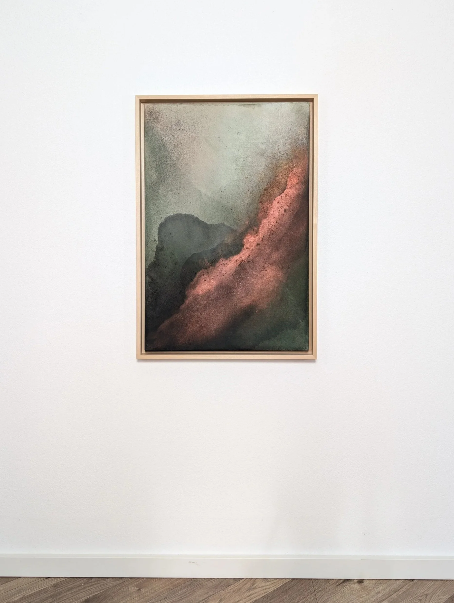 Abstraktes Gemälde mit dunklen, blauen, grünen, pinken und orangefarbenen Farbtönen, gerahmt und an einer weißen Wand in einem Museum oder einer Galerie aufgehängt.