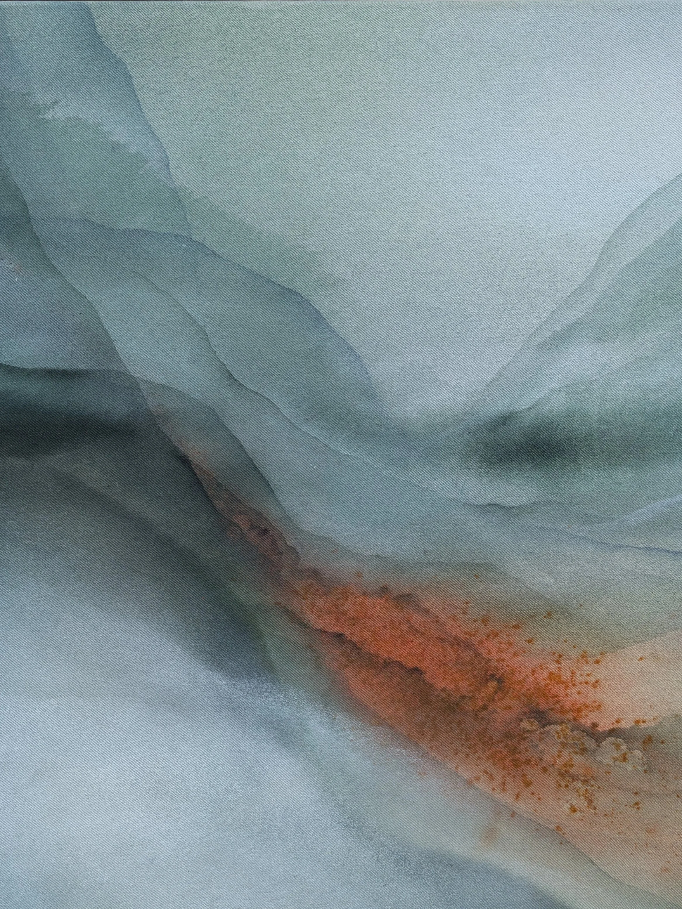 Dieses Bild zeigt eine abstrakte, farbenfrohe Mischung mit bläulichen, grauen und rötlichen Farbtönen, die an eine künstlerische Aquarellmalerei erinnert.