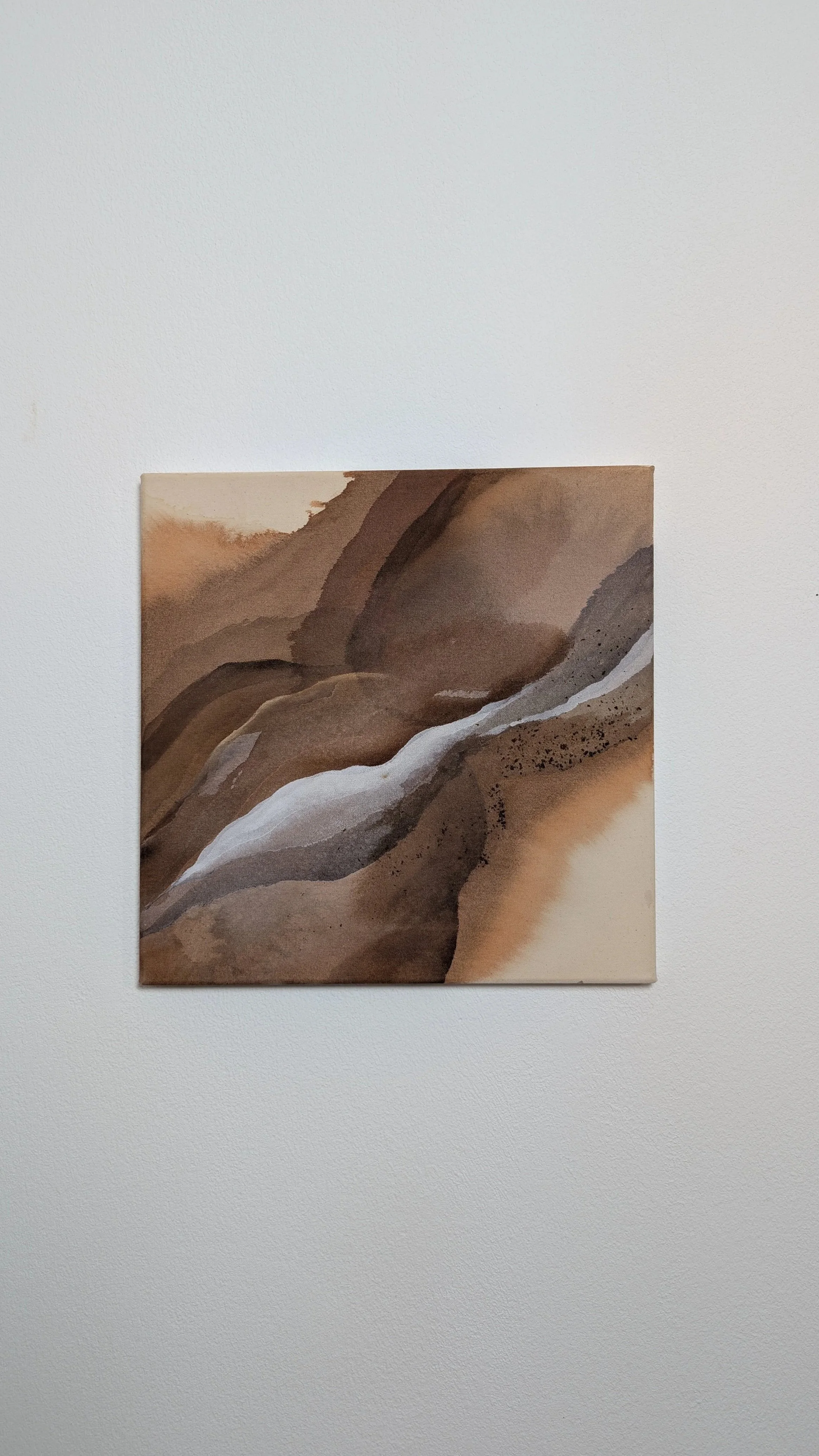 Ein abstraktes Gemälde mit braunen, beige, weißen und schwarzen Farbtönen.