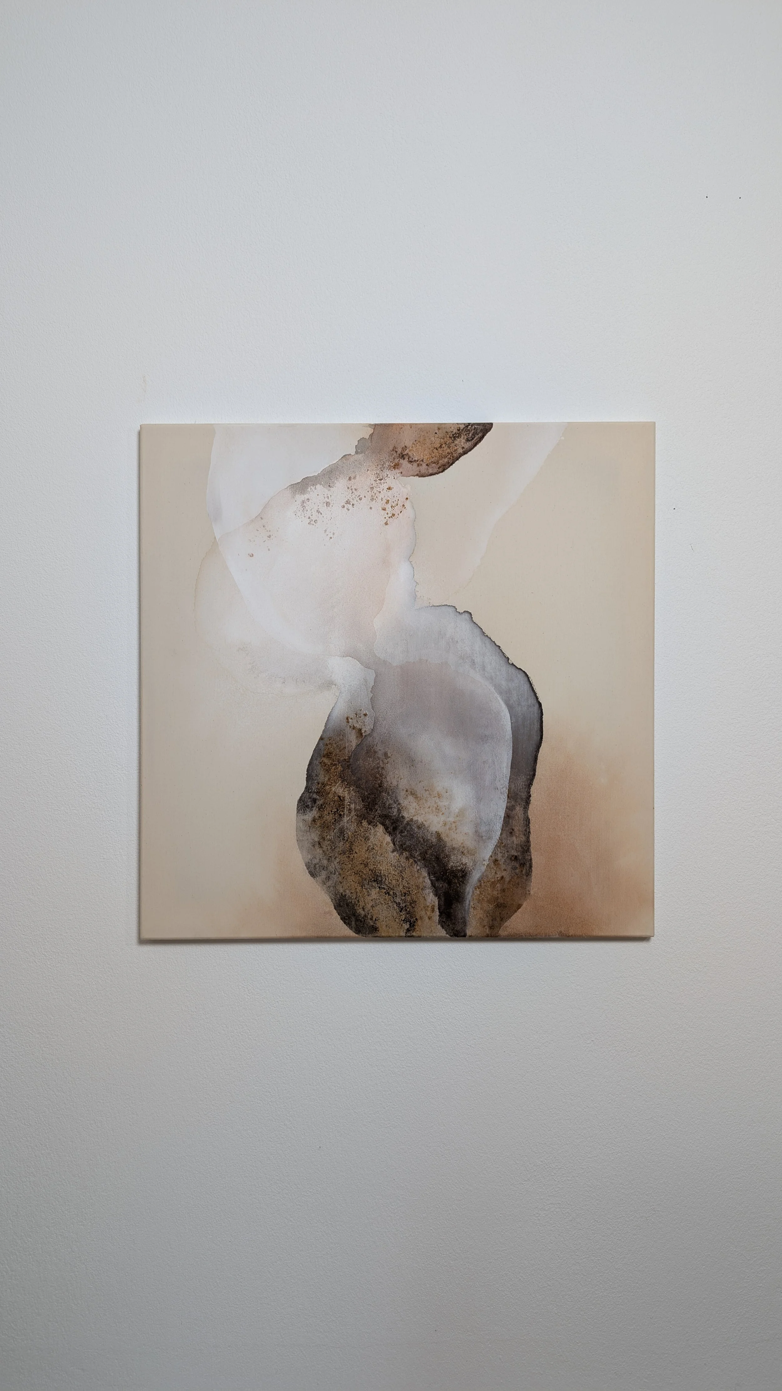 Abstraktes Gemälde mit fließenden Formen in Beige, Braun, Grau und Schwarz auf Leinwand, an grauer Wand