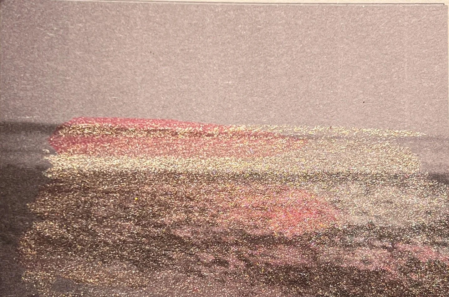 Photo de plage en noir et blanc avec de l´aquarelle peinte par dessus en rose et doré