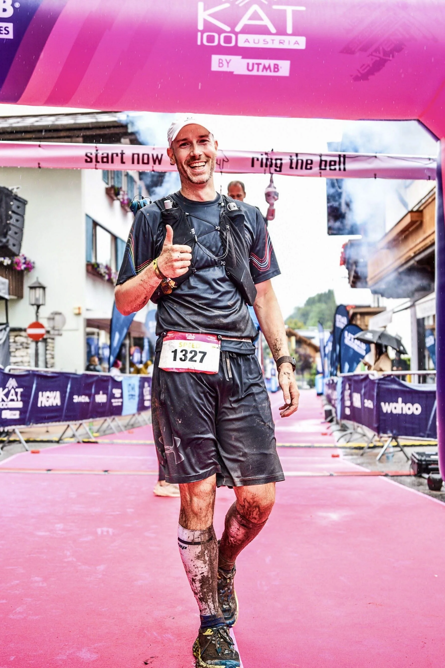 Christian Reimers überquert lächelnd die Ziellinie beim KAT100  einem UTMB Trailrunning-Rennen. ©Sportograf