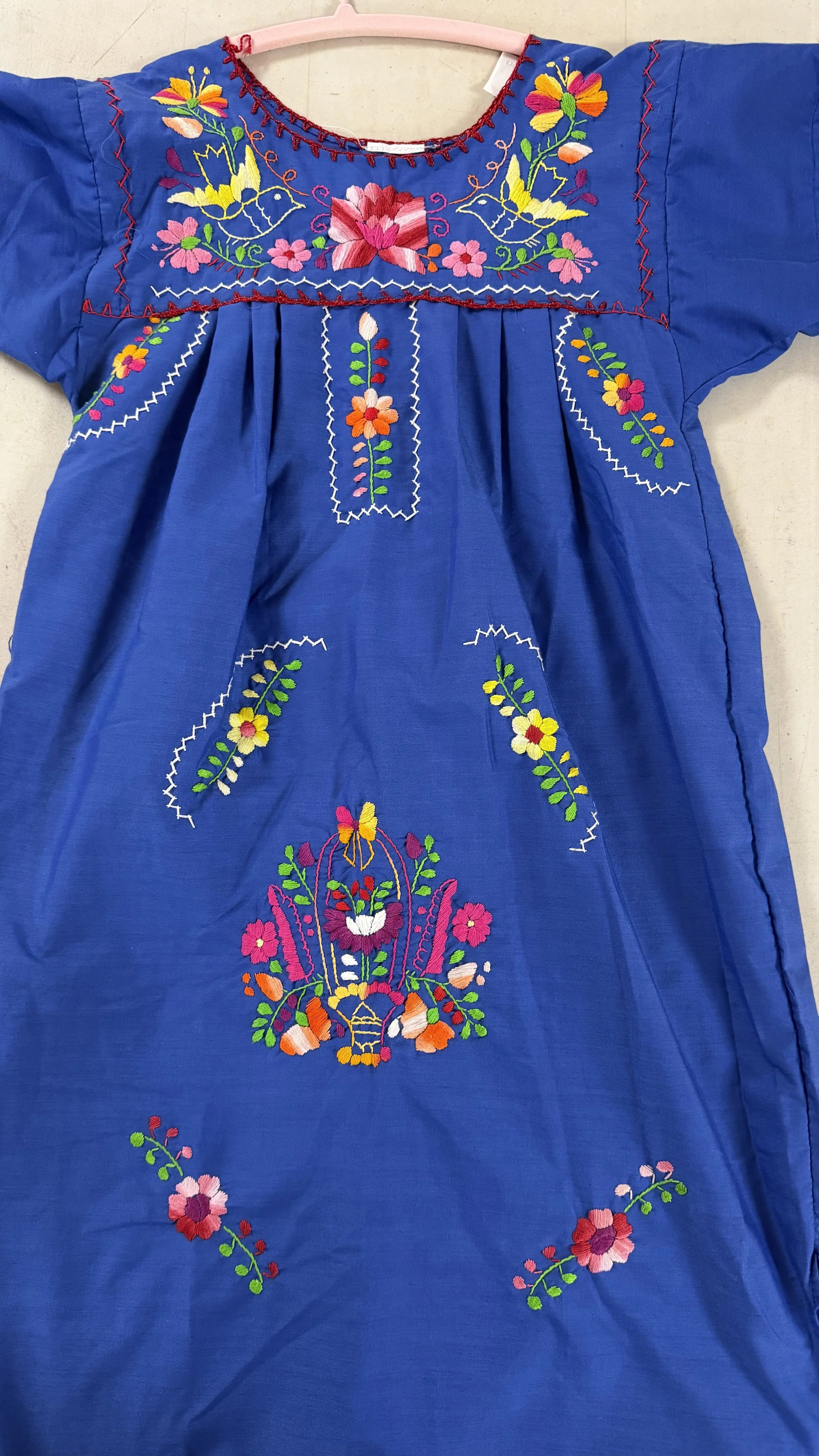 Vestido azul, bordado a mano