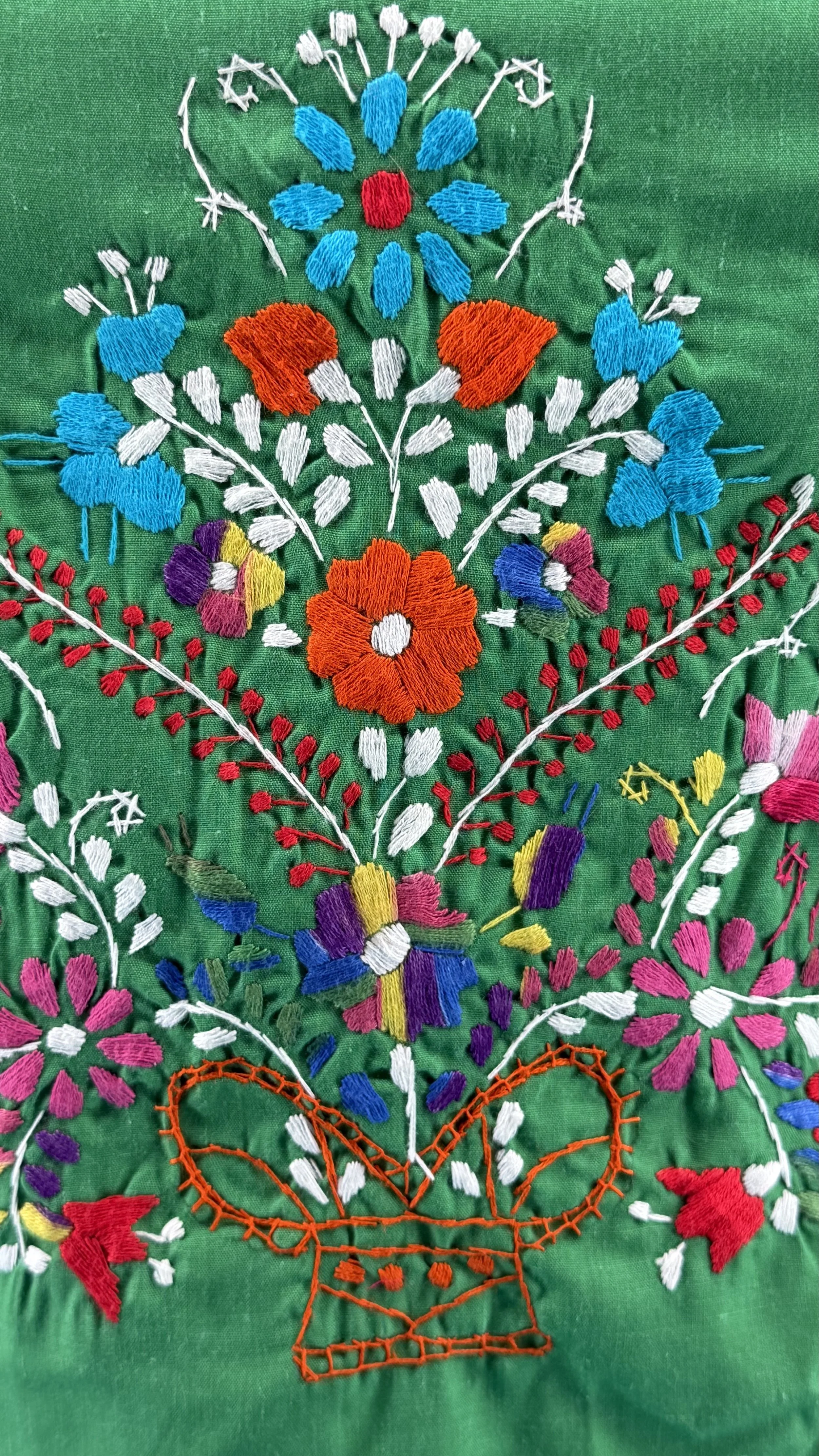 Vestido verde, bordado de mano