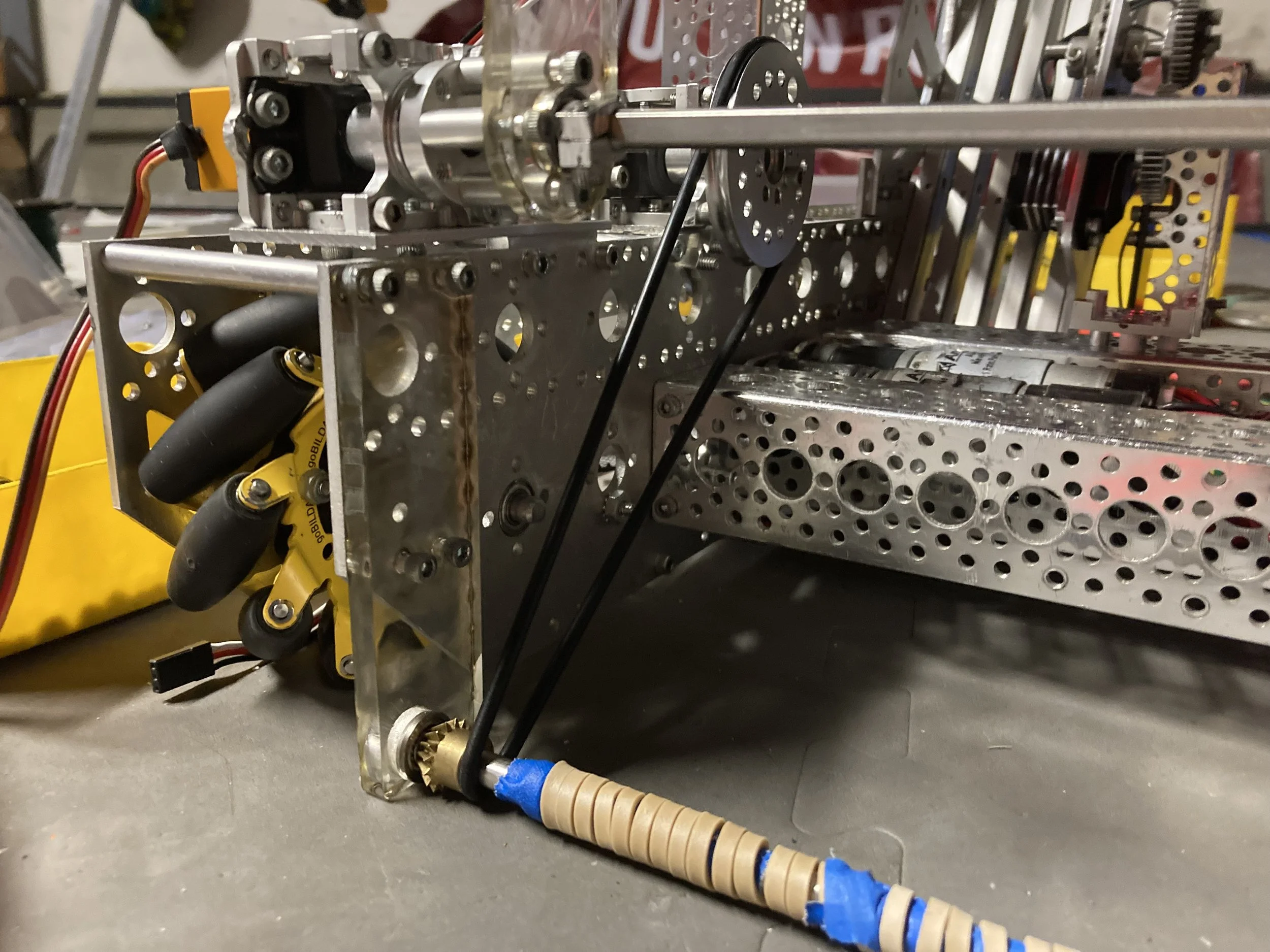 Counter-rolling mechanism in the intake
