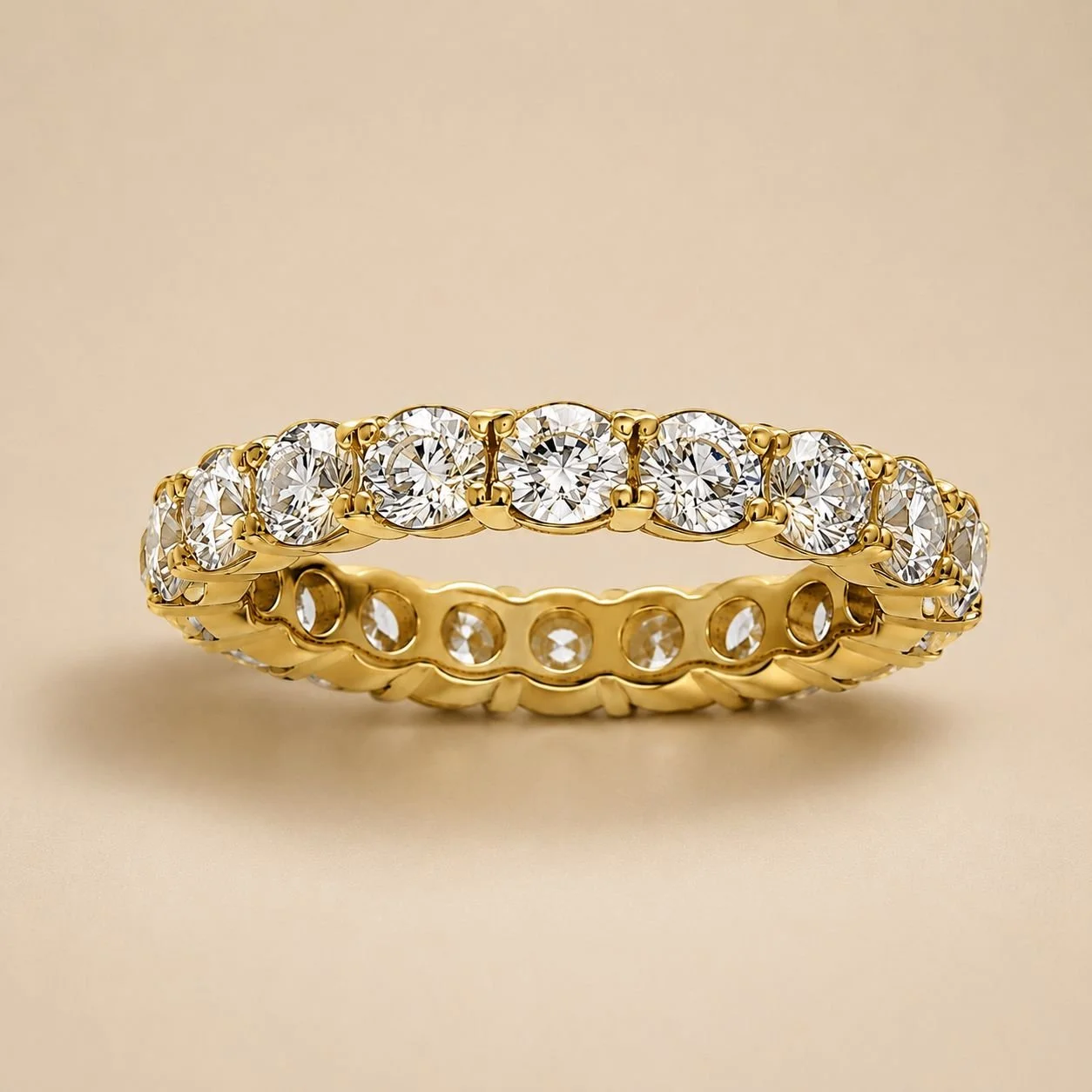 Anillo de oro con diamantes redondos en diseño de talla brillante, vista frontal.