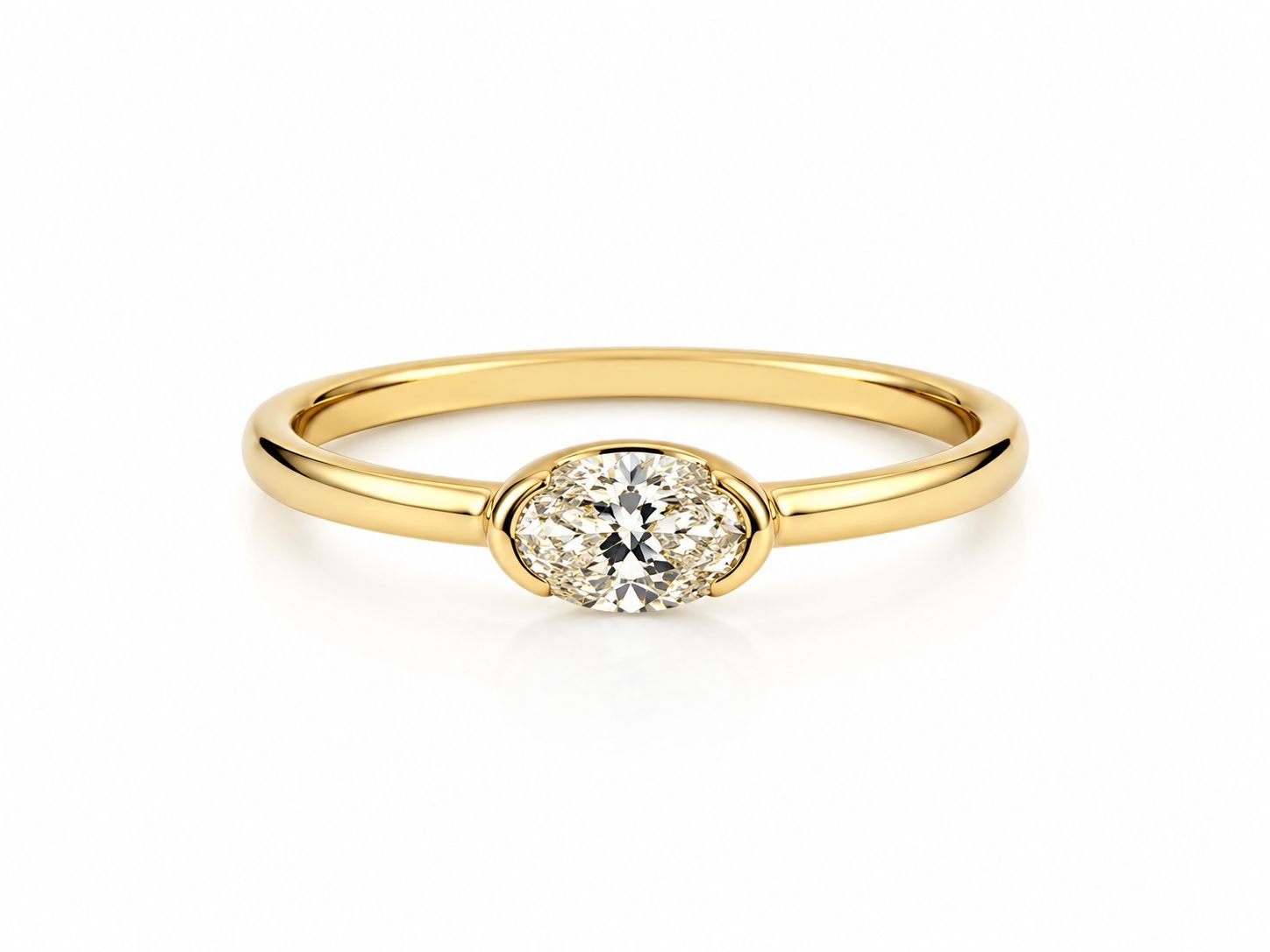 Anillo de oro con una piedra de diamante ovalada en el centro, en un fondo blanco.