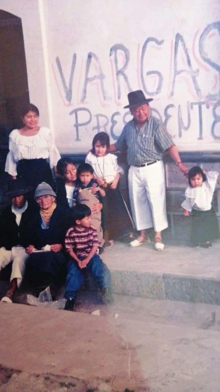 Grupo de personas en una reunión, con un fondo que dice "VARGAS PREDI".