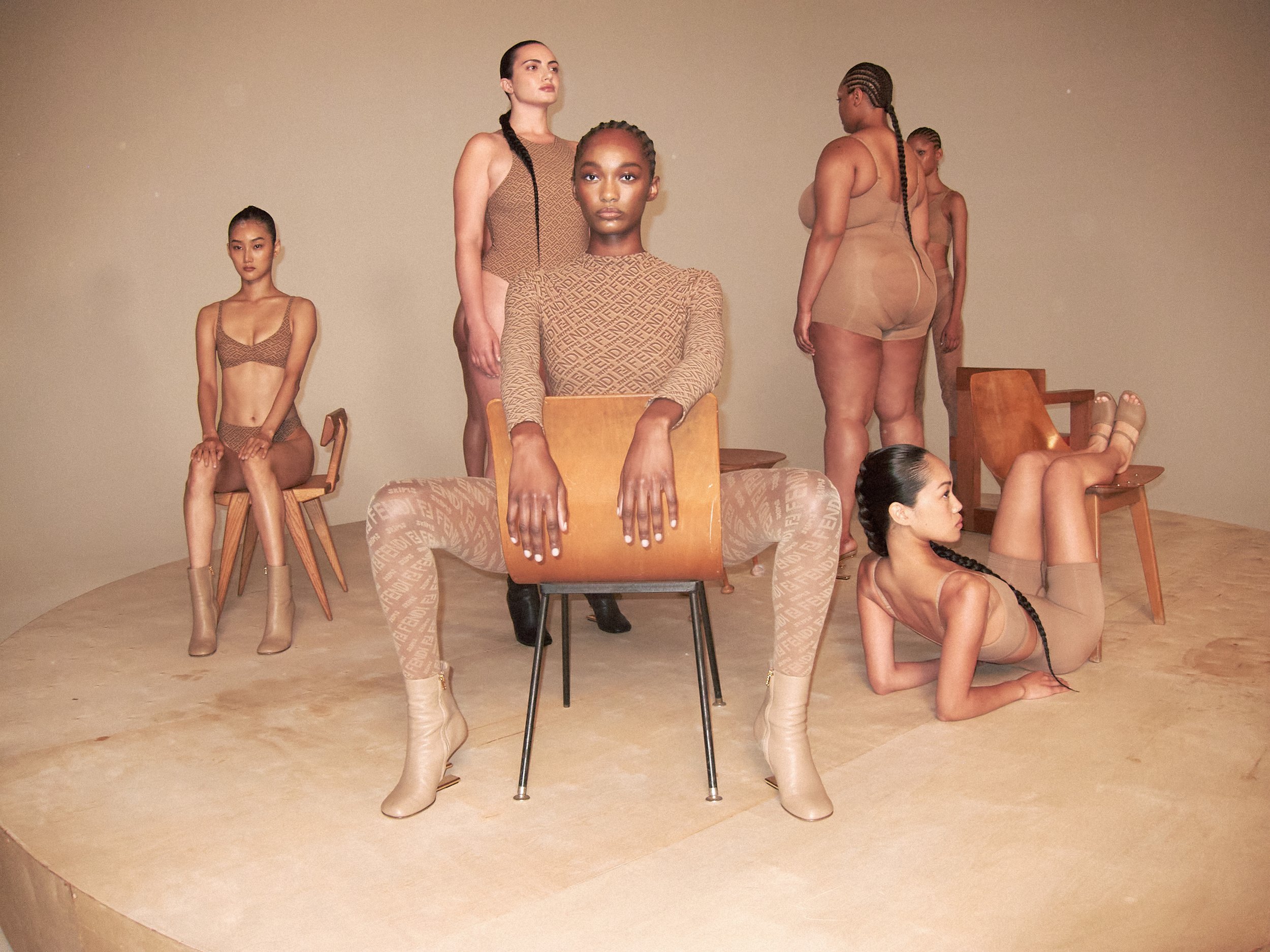 20210929_VanessaBeecroft_Skims_Fendi_01_0047_1.jpg