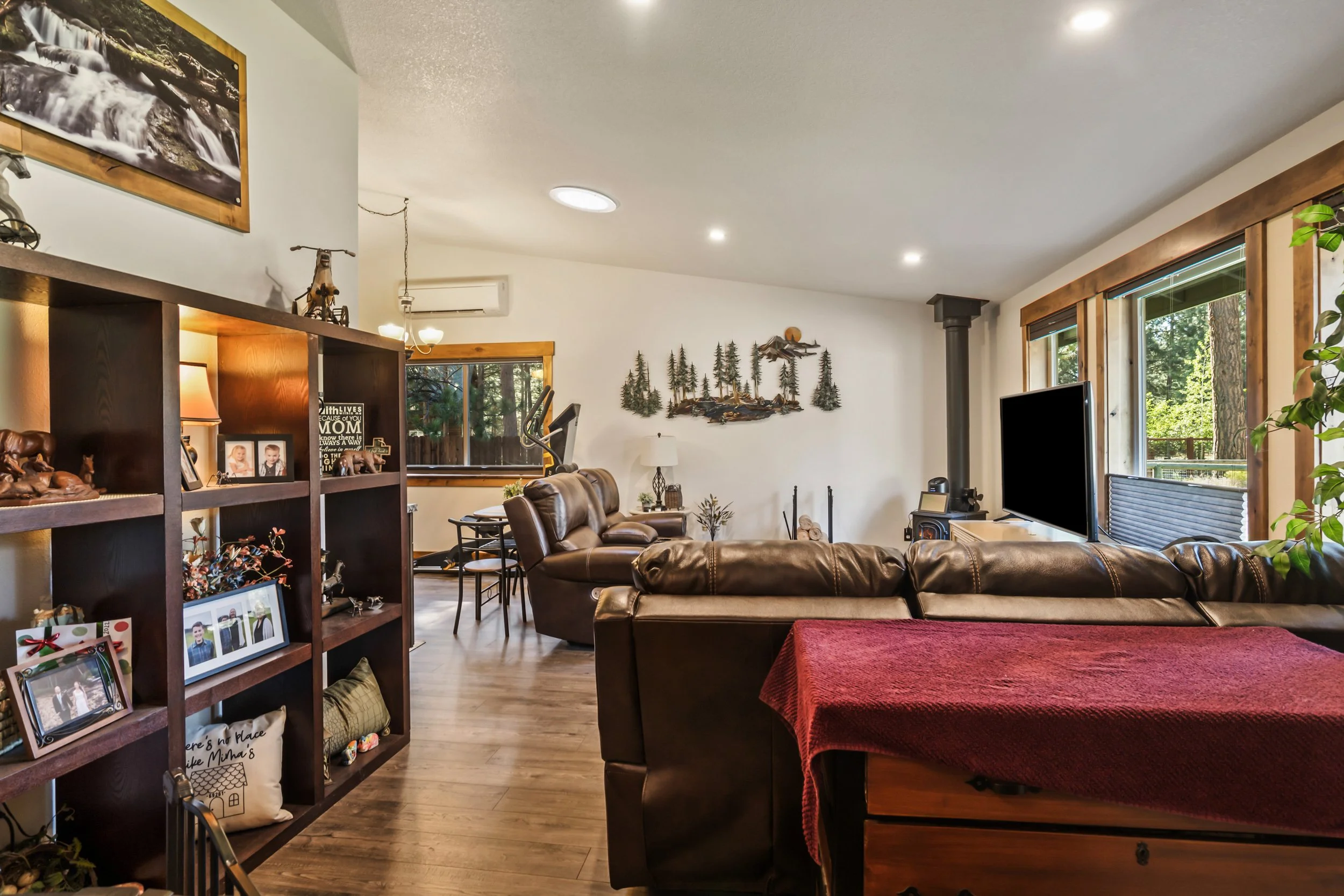 17 Living Room 1.jpg