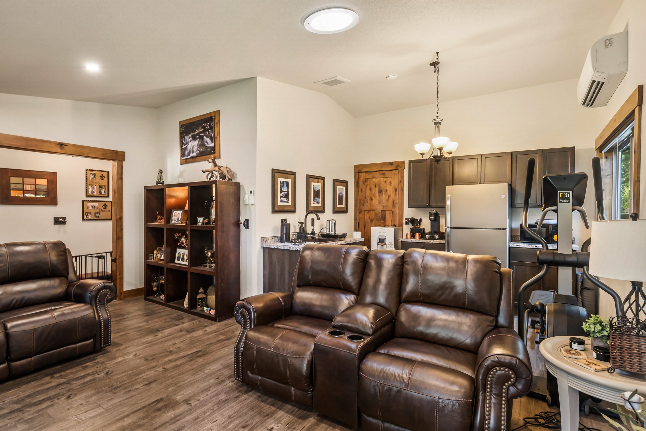 10 LIving Room 5.jpg