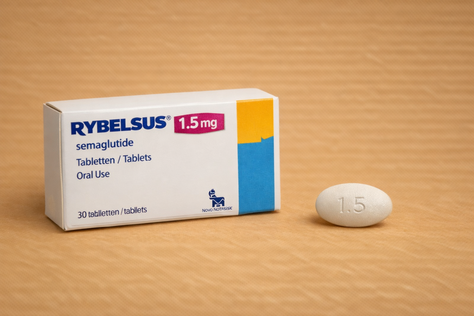 Een doos Rybelsus medicatie semaglutide en een witte tablet met inscriptie 1.5, geplaatst op een oranje achtergrond.