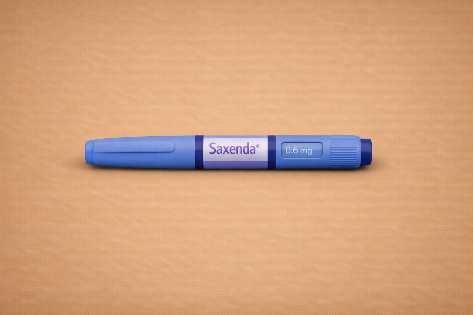Injectiespuit liraglutide met de naam 'Saxenda' en een inhoud van 0,6 mg/ml, ligt op een houten achtergrond