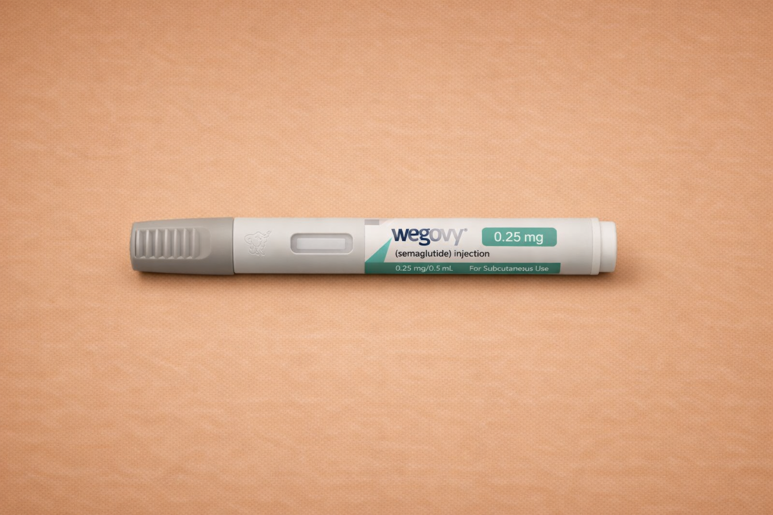 Injectiespuit met met medicatie, label en teksten 'semaglutide, 'wegovy' en dosering '0,25mg'op een houten oppervlakte