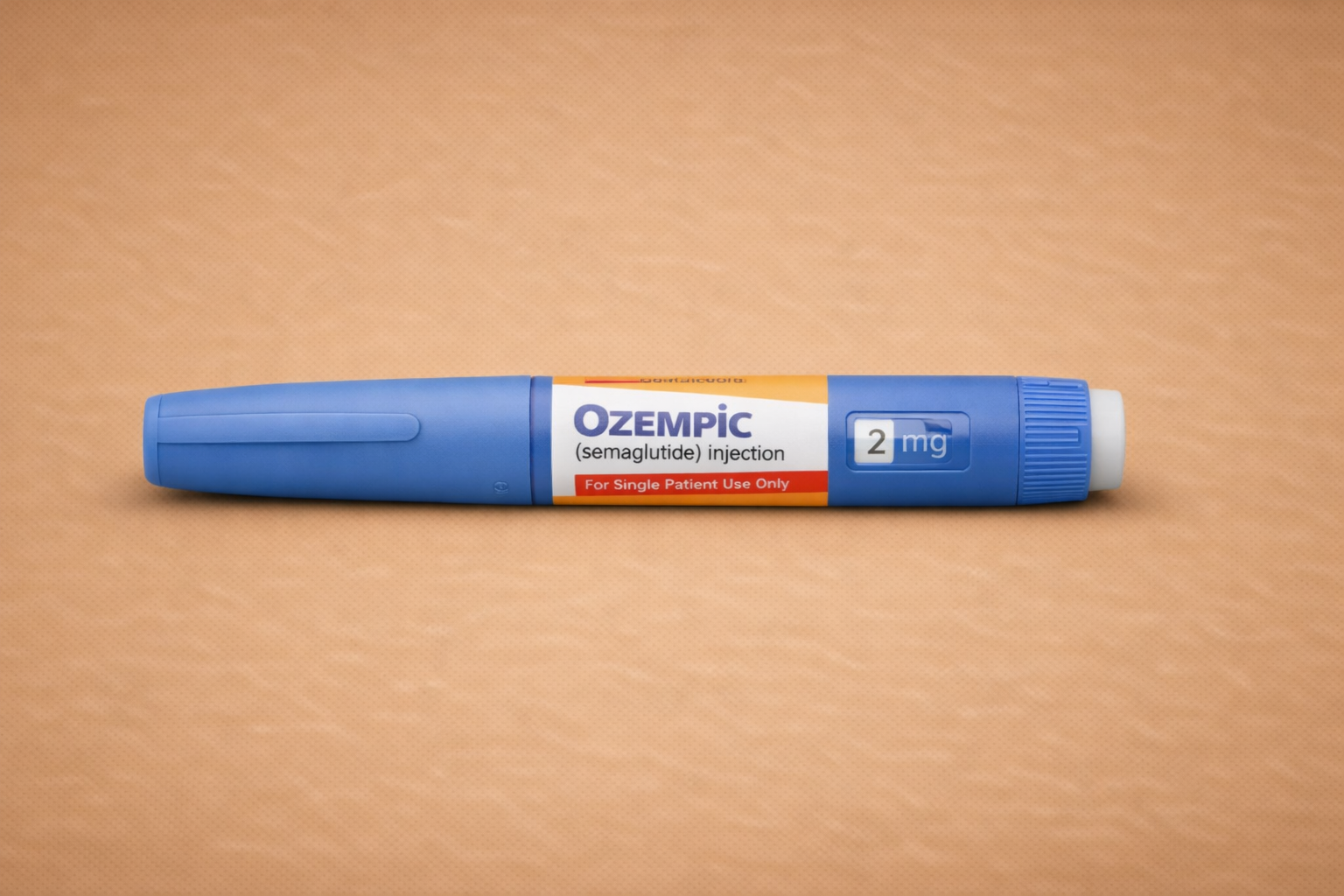 Injectiespuit semaglutide met het label 'Ozempic' en dosering '2 mg' op een houten oppervlak.