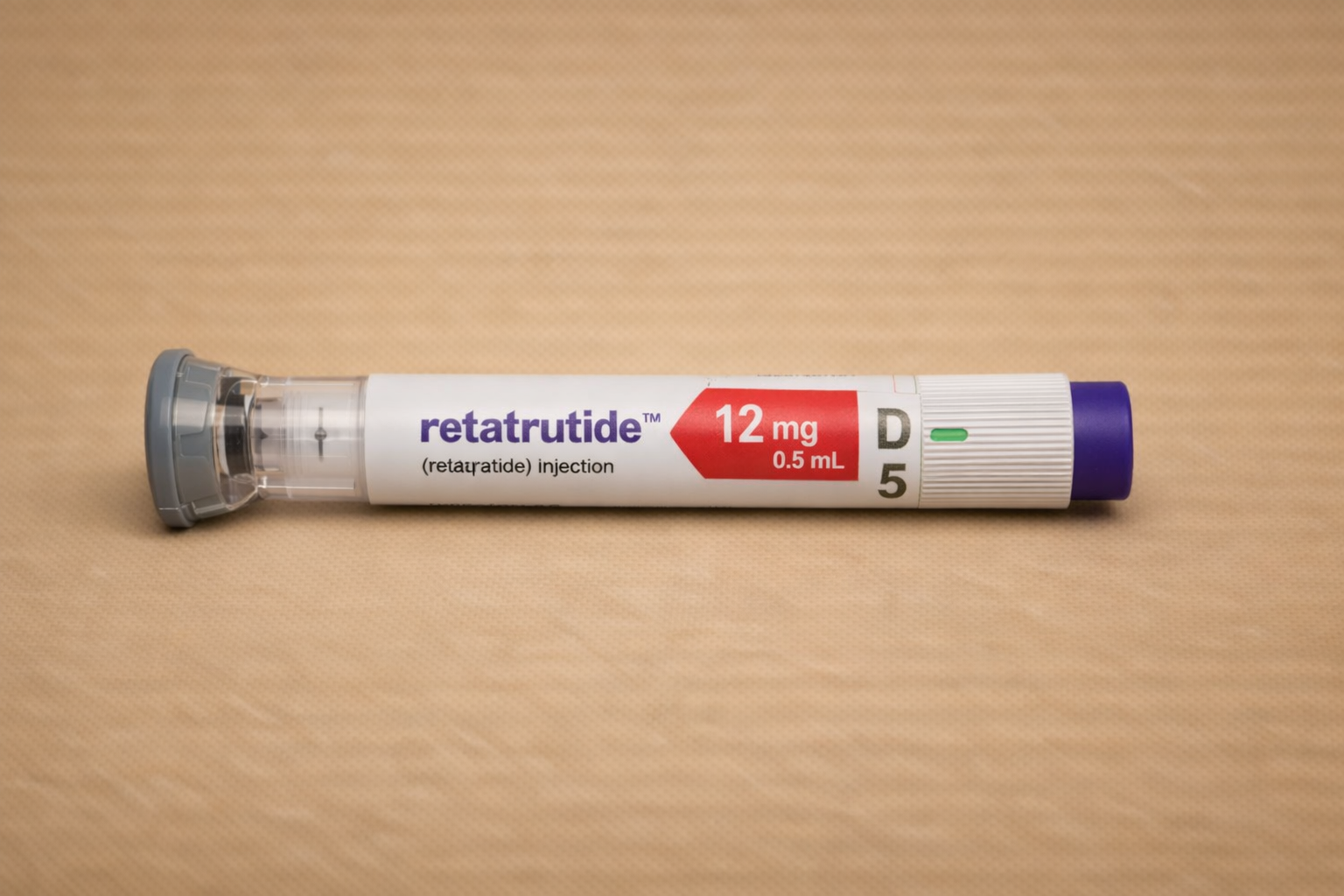 Medicijnspuit met label 'Retatrutide 12 mg' en informatie over injectie van 0,5 mL, liggend op een houten oppervlakte.