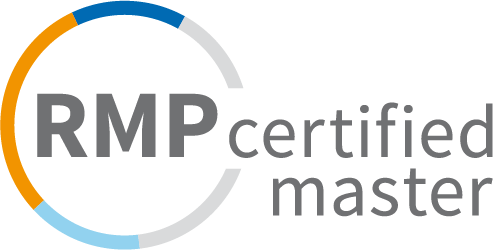 RMP Certified Master Logo mit einem teilweisen kreisförmigen Design in Blau-, Orange- und Grautönen.