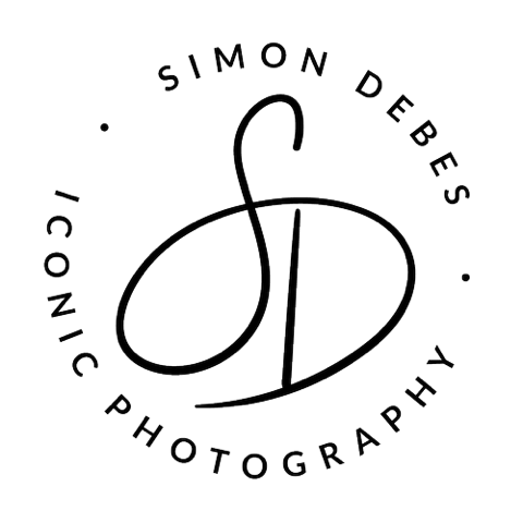 Logo mit dem Text 'Simon Debes' und 'Photography' in einem Kreis um ein stilisiertes Monogramm aus den Buchstaben S und D.