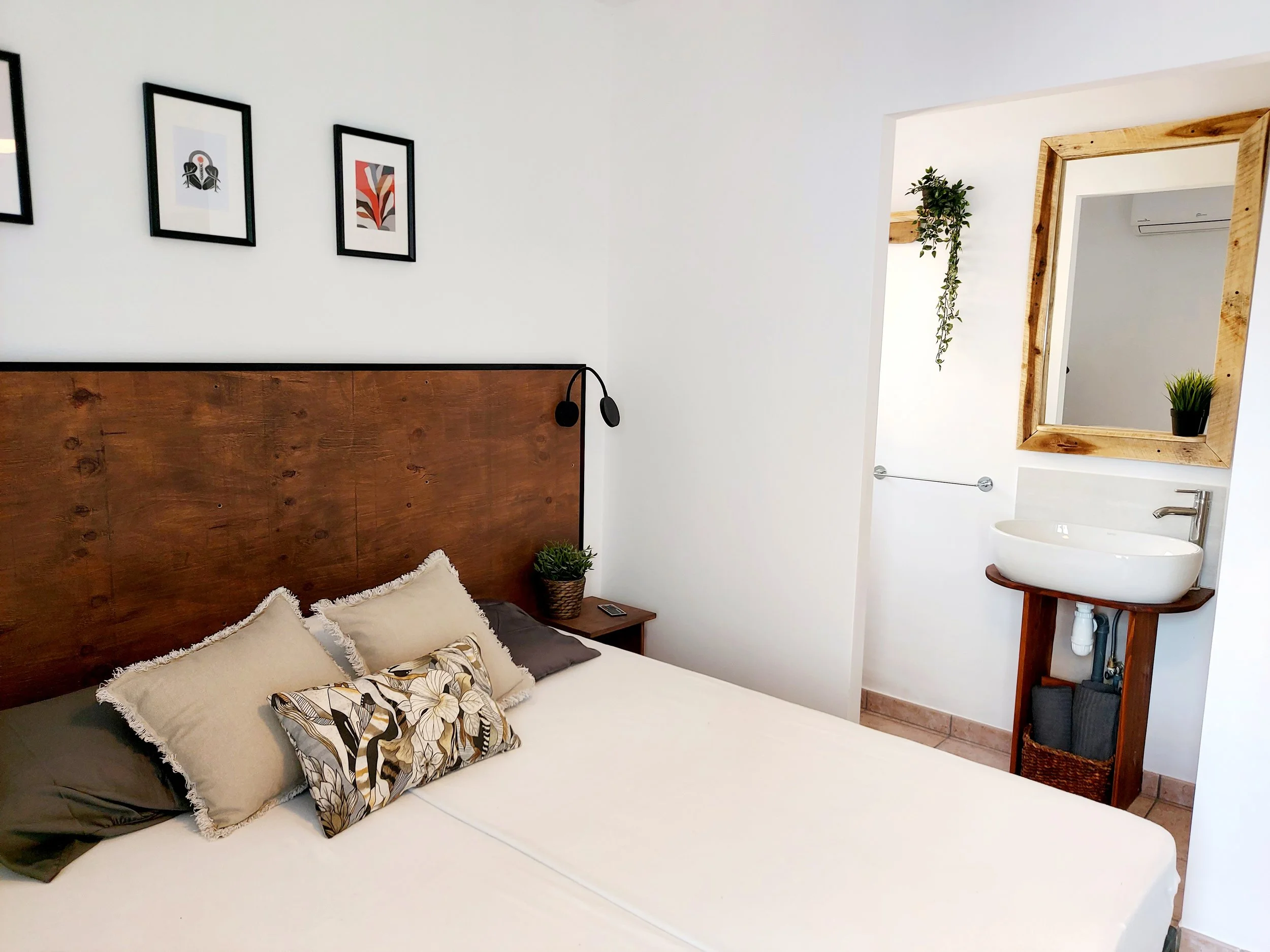 WHITEBEDROOM_20210325_125857.jpg