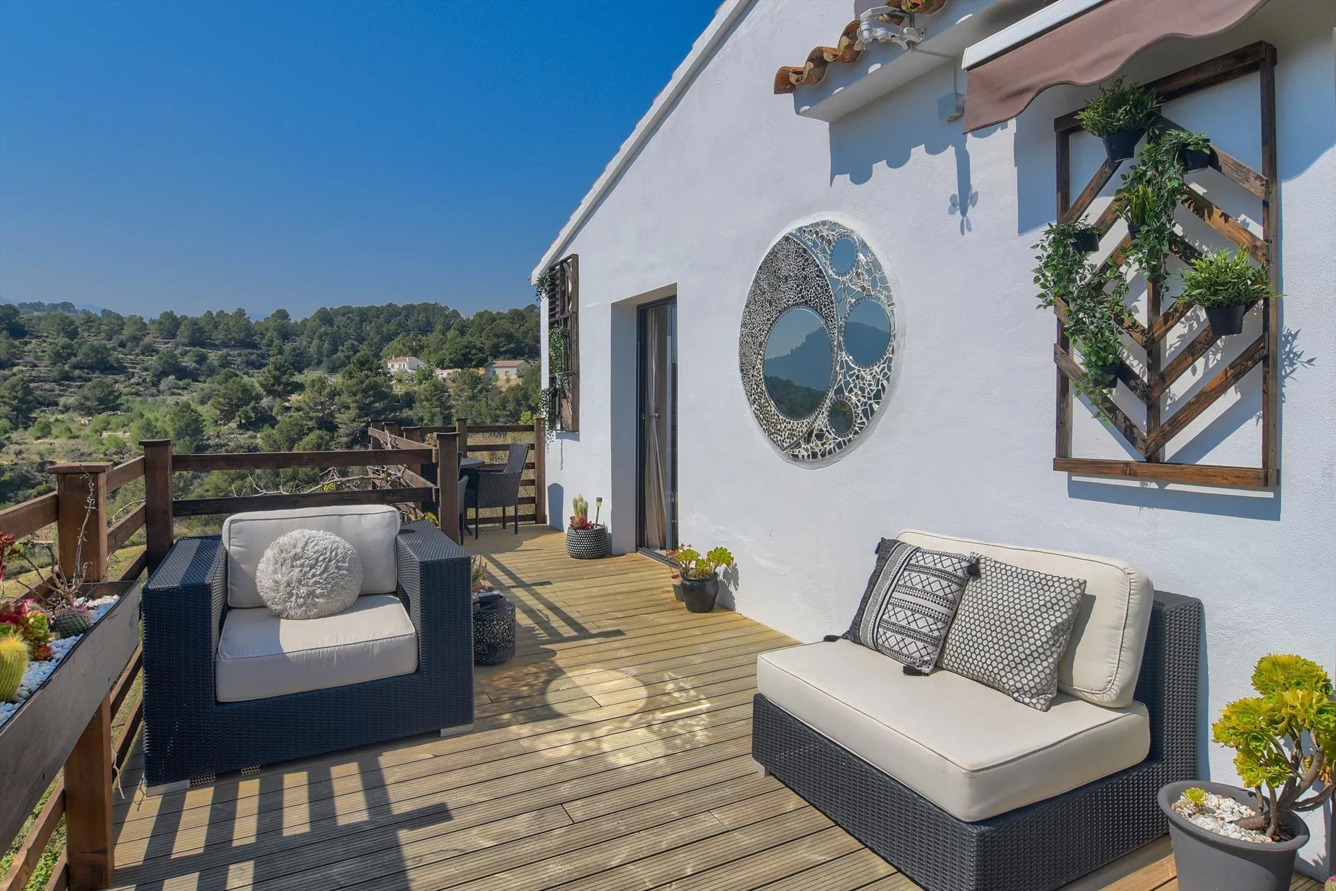 CommonArea_balcony_104822_08_ext vov.jpg
