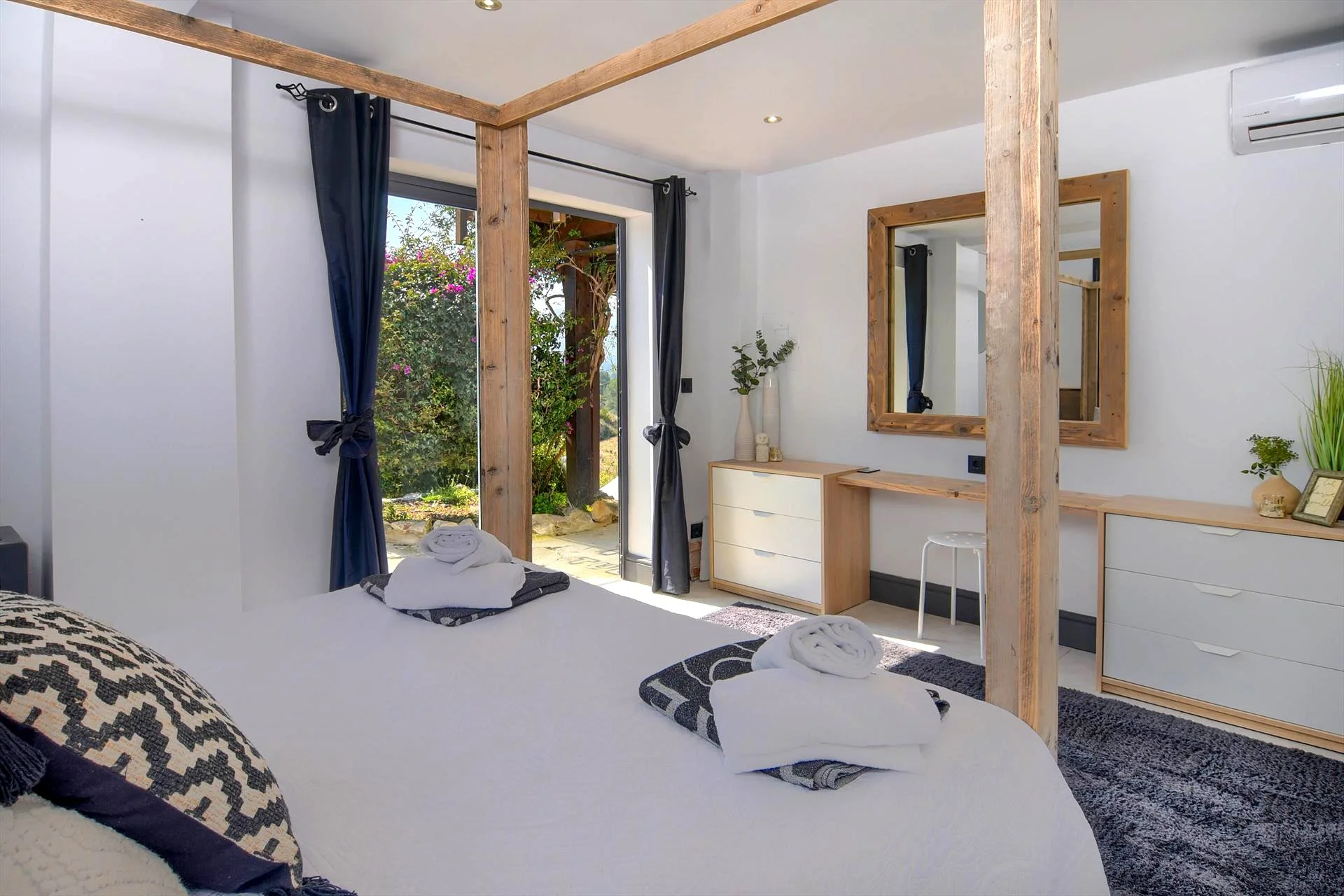 104822_27_honeymoonsuite.jpg