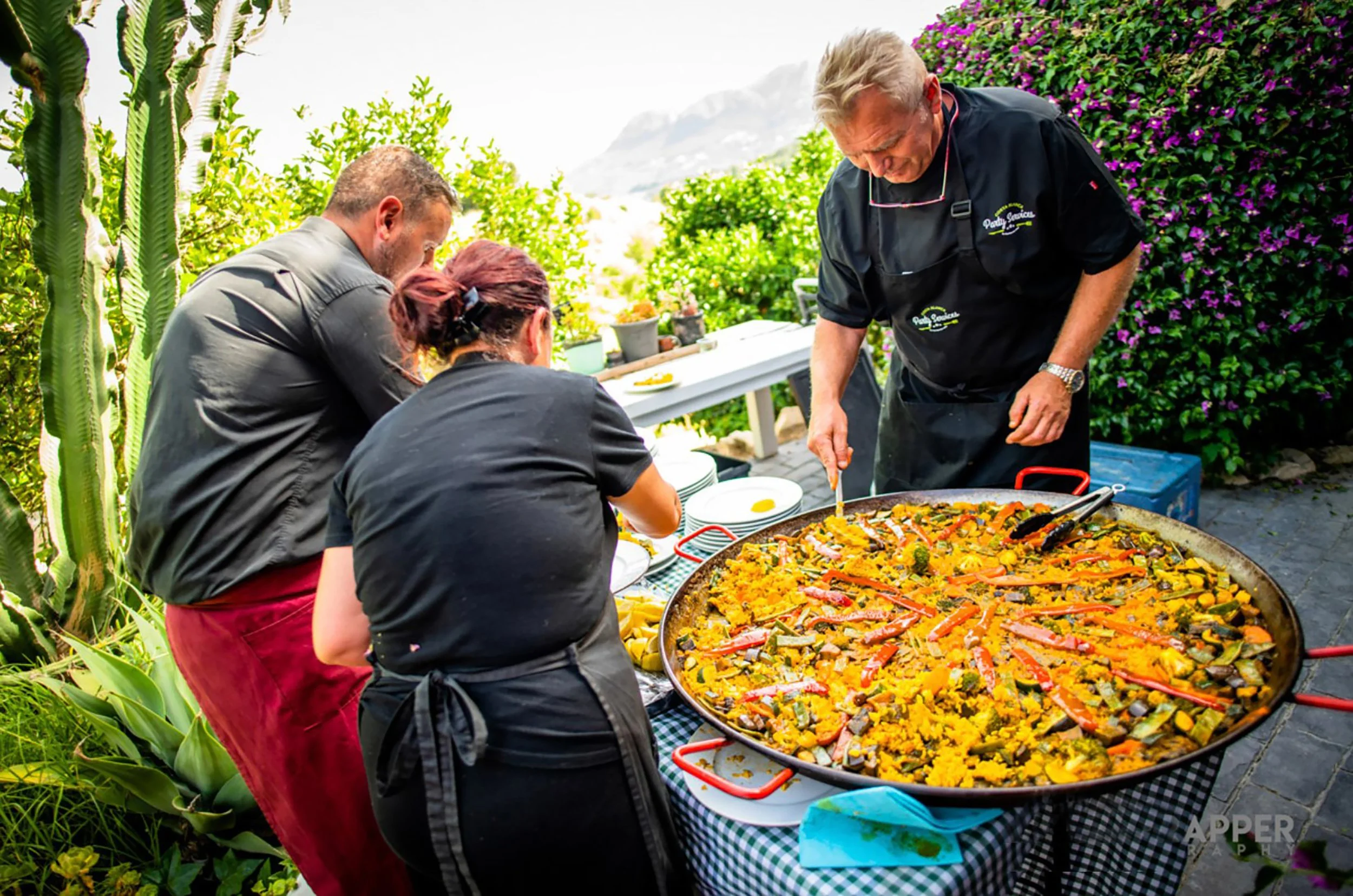 adj_Catering PaellaBob.jpg