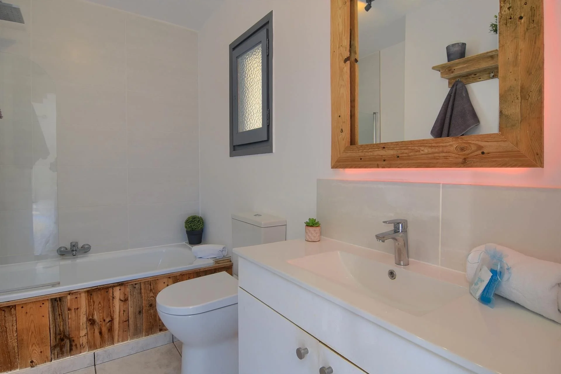 BlueRoom_Bathroom_104822_15_upper blue ensuite.jpg