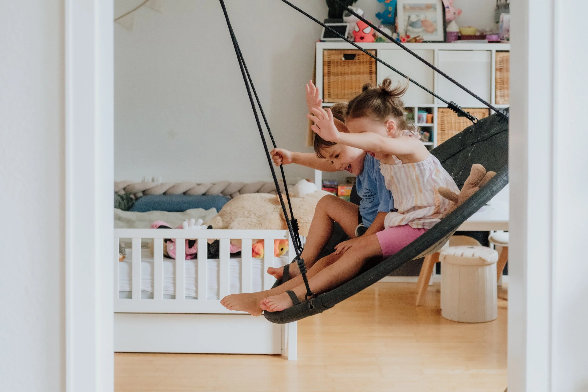Dokumentarische Familienfotografie Kinder beim Schaukeln