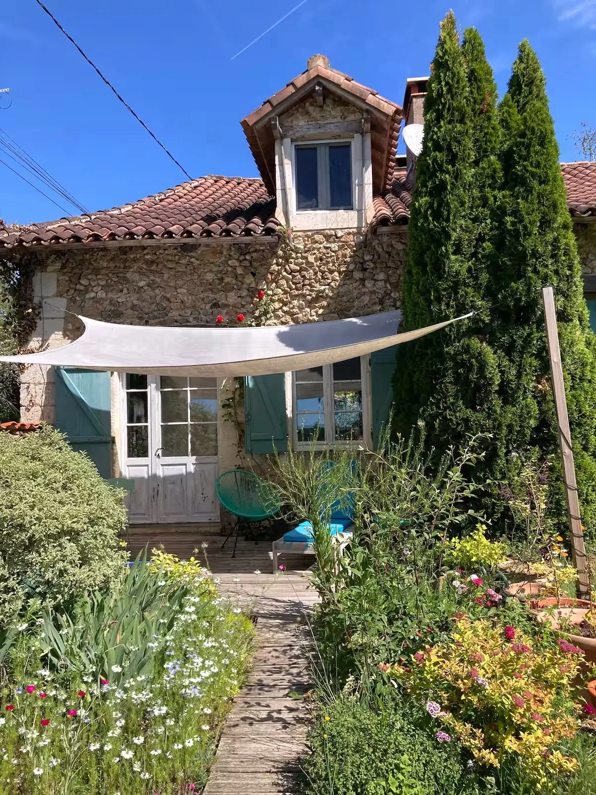 Le gîte et sa terrasse côté sud