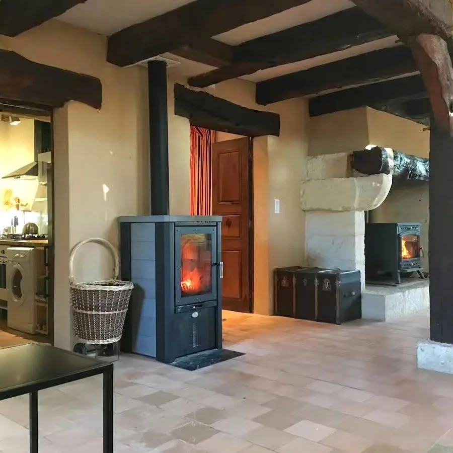 Le salon avec son poêle à bois