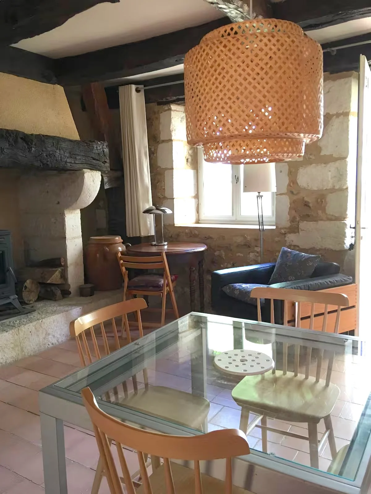 Salle à manger avec sa cheminée et un second poêle à bois
