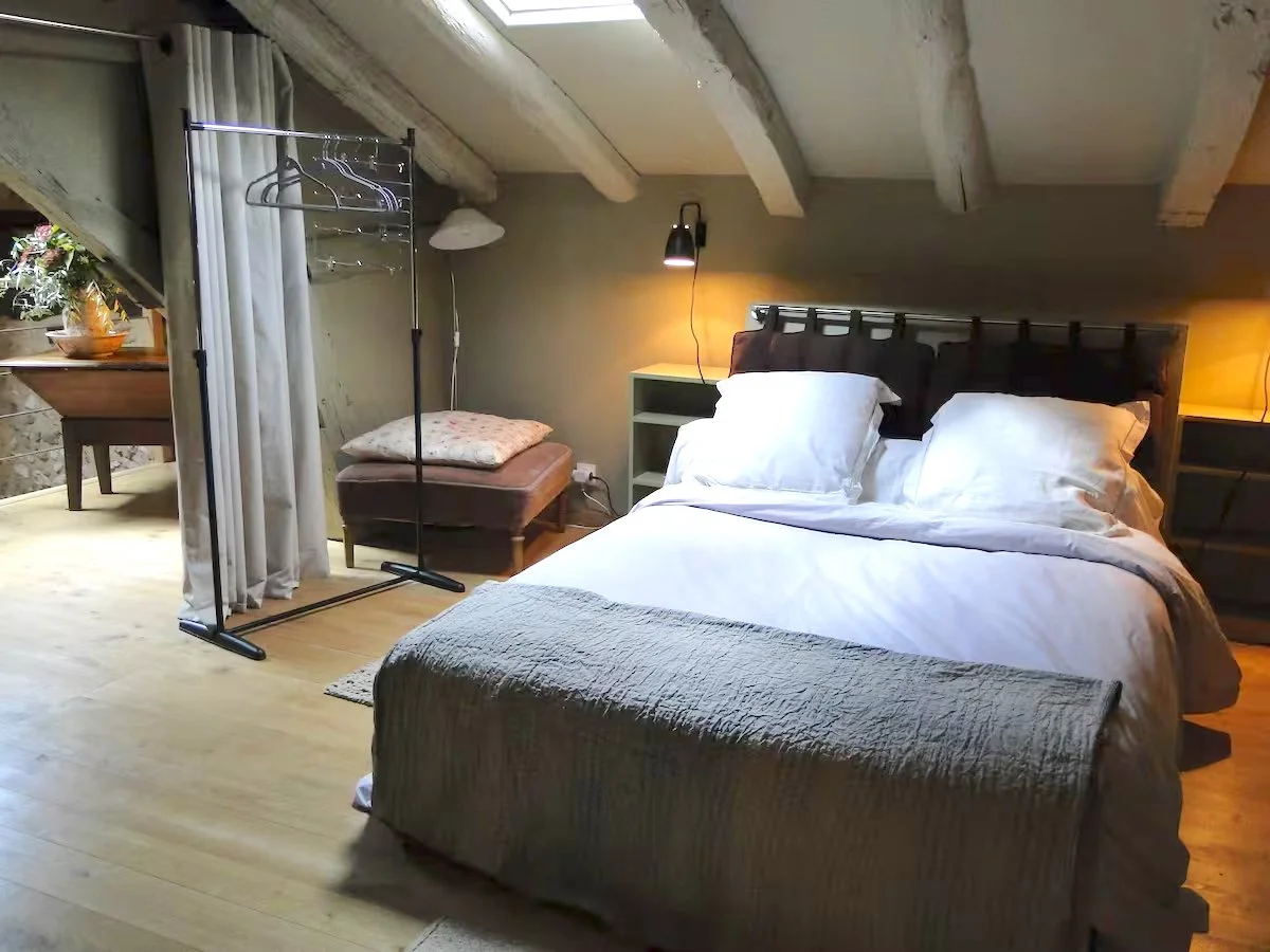 Chambre à l'étage, avec ses poutres apparentes.
