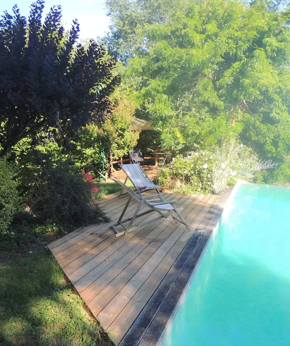 La  terrasse de la piscine réservée aux hôtes