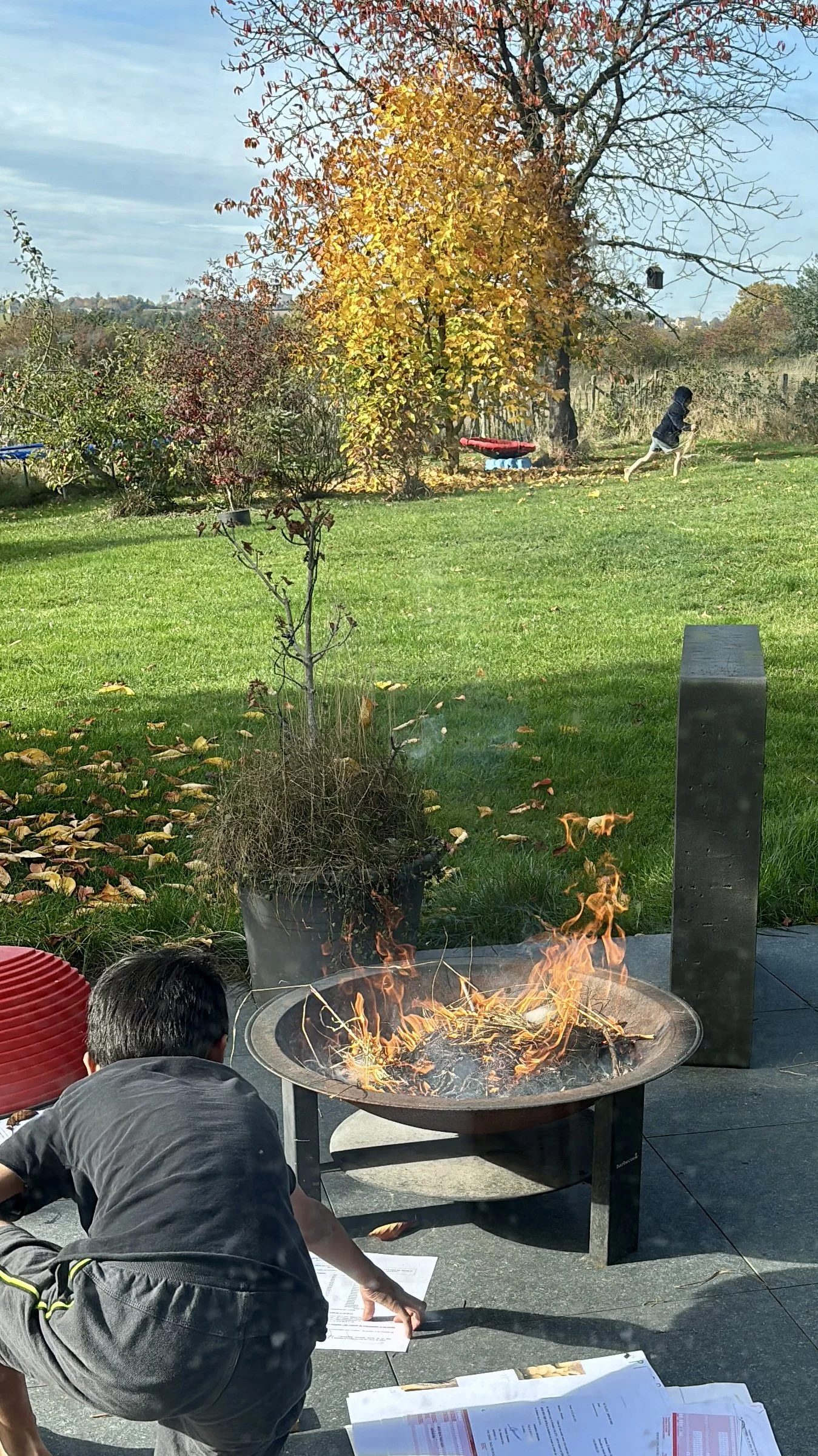 On fait du feu..; C'est tout simple mais on apprend plein de choses avec un simple moment dehors à faire du feu.