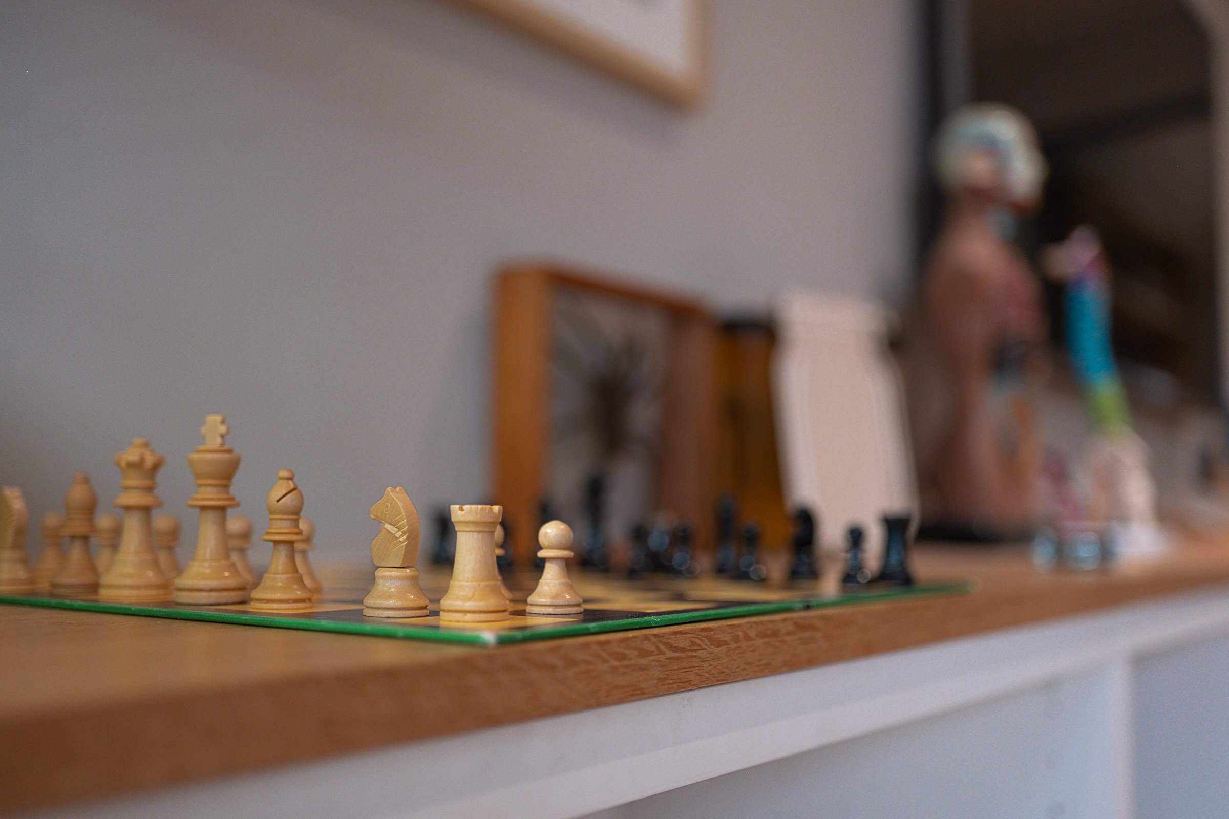 Le jeu d'échecs fait partie des occupations libres lorsque le travail est terminé.