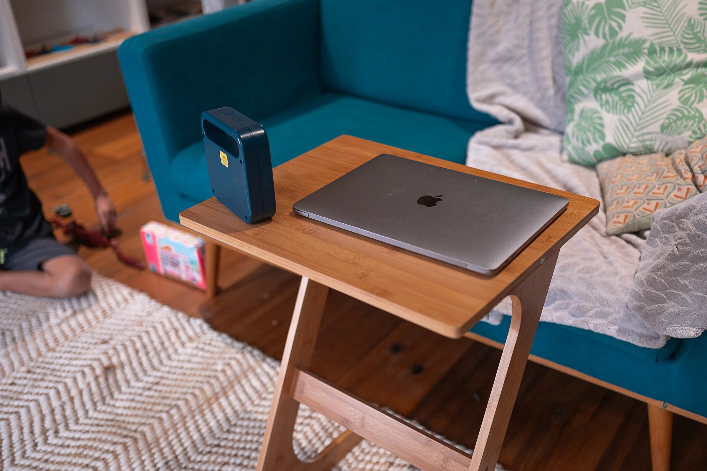 Un canapé, une bibliothèque, une table basse, tout est réuni pour être bien et apprendre.