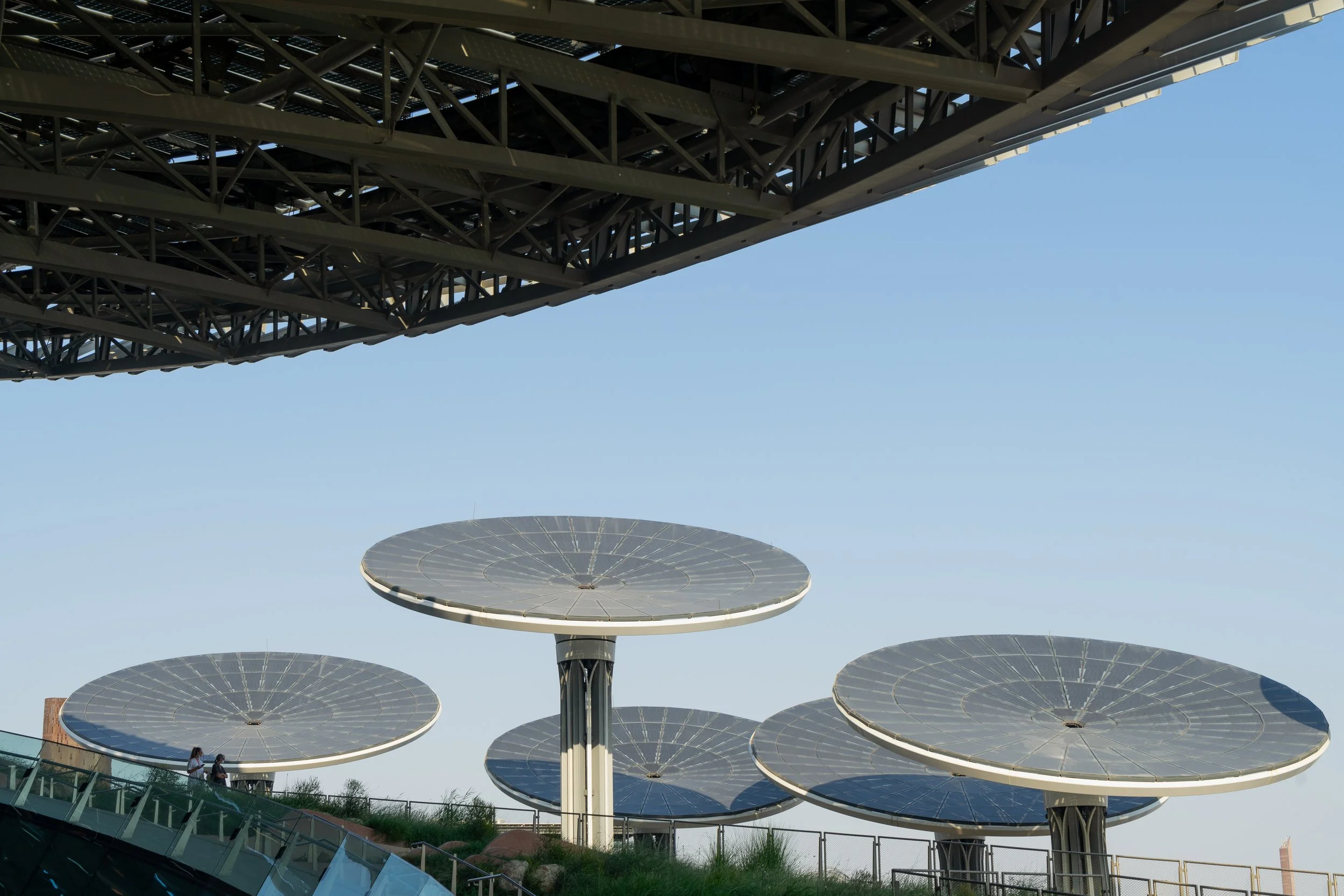 Structures métalliques de grandes paraboles solaires sous un ciel clair.