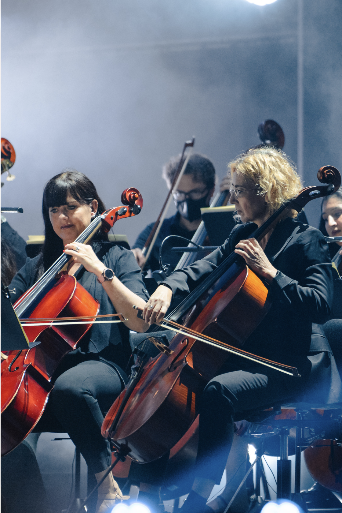 Une orchestre de musiciens jouant du violoncelle lors d'une performance.