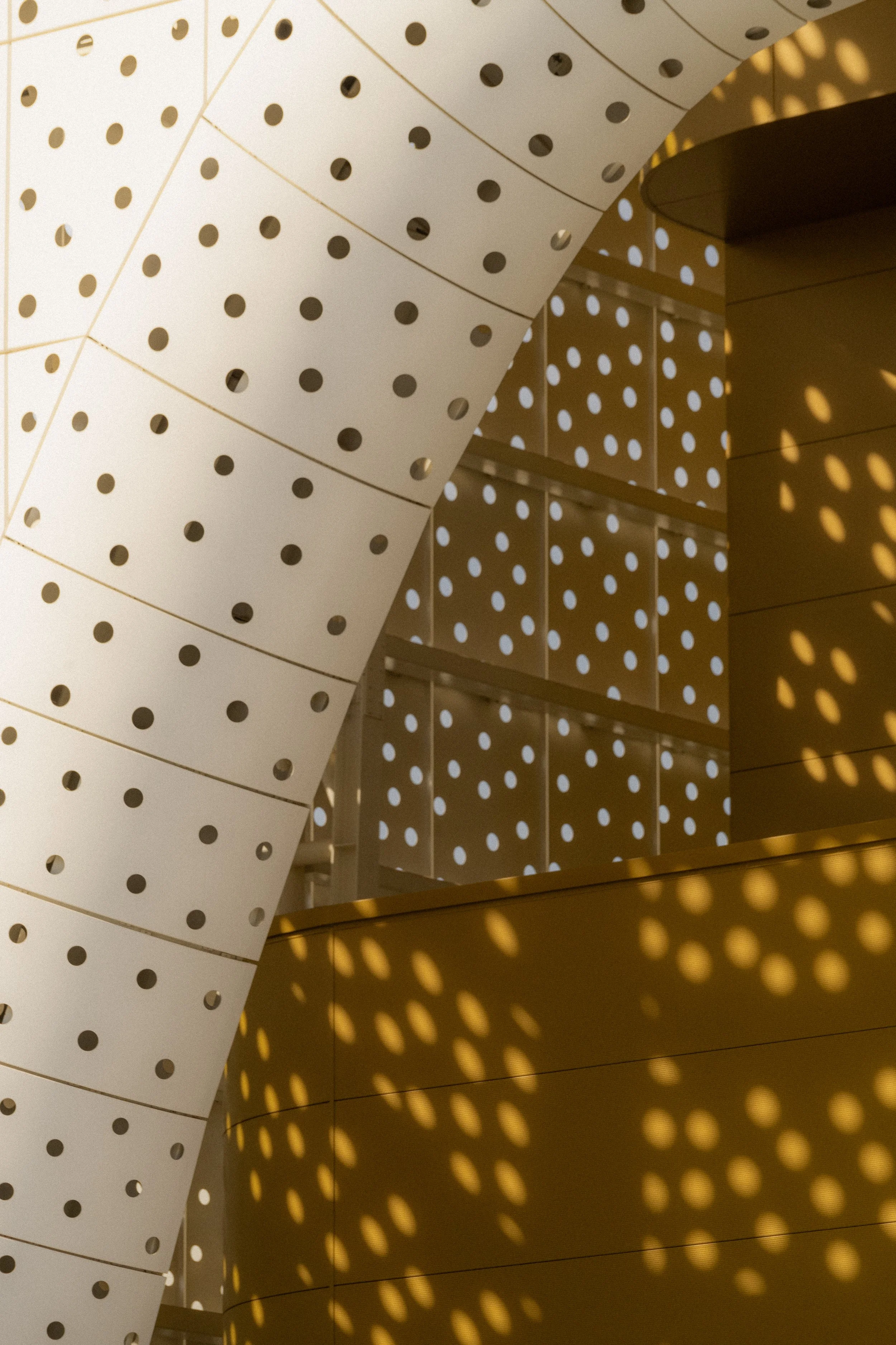 Structure architecturale moderne avec perforations et jeux d'ombres et de lumières.