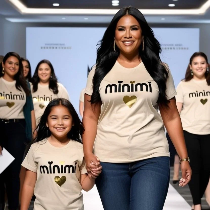 Mujeres y niñas caminando en una pasarela, vestidas con camisetas que dicen 'minimi' y un corazón dorado, en un evento de moda o presentación.
