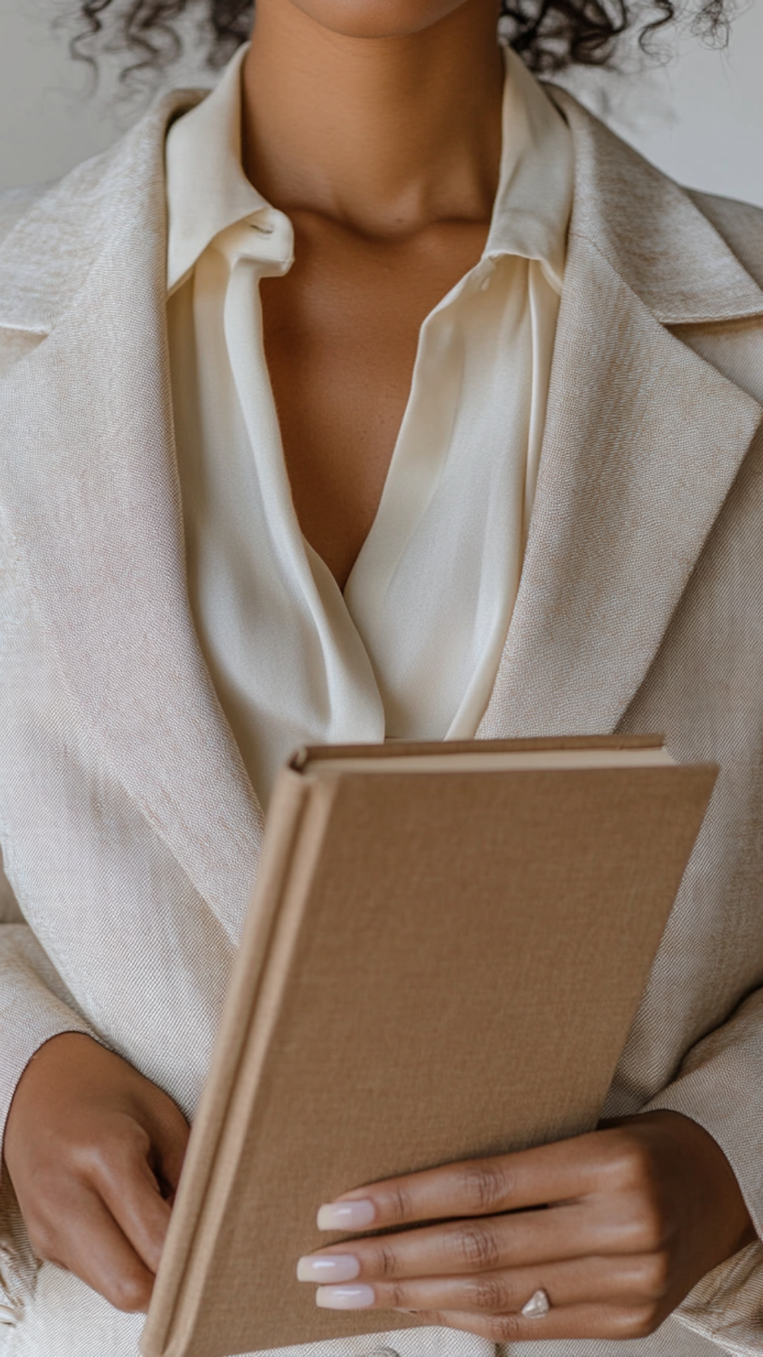 Mujer con ropa formal leyendo un libro