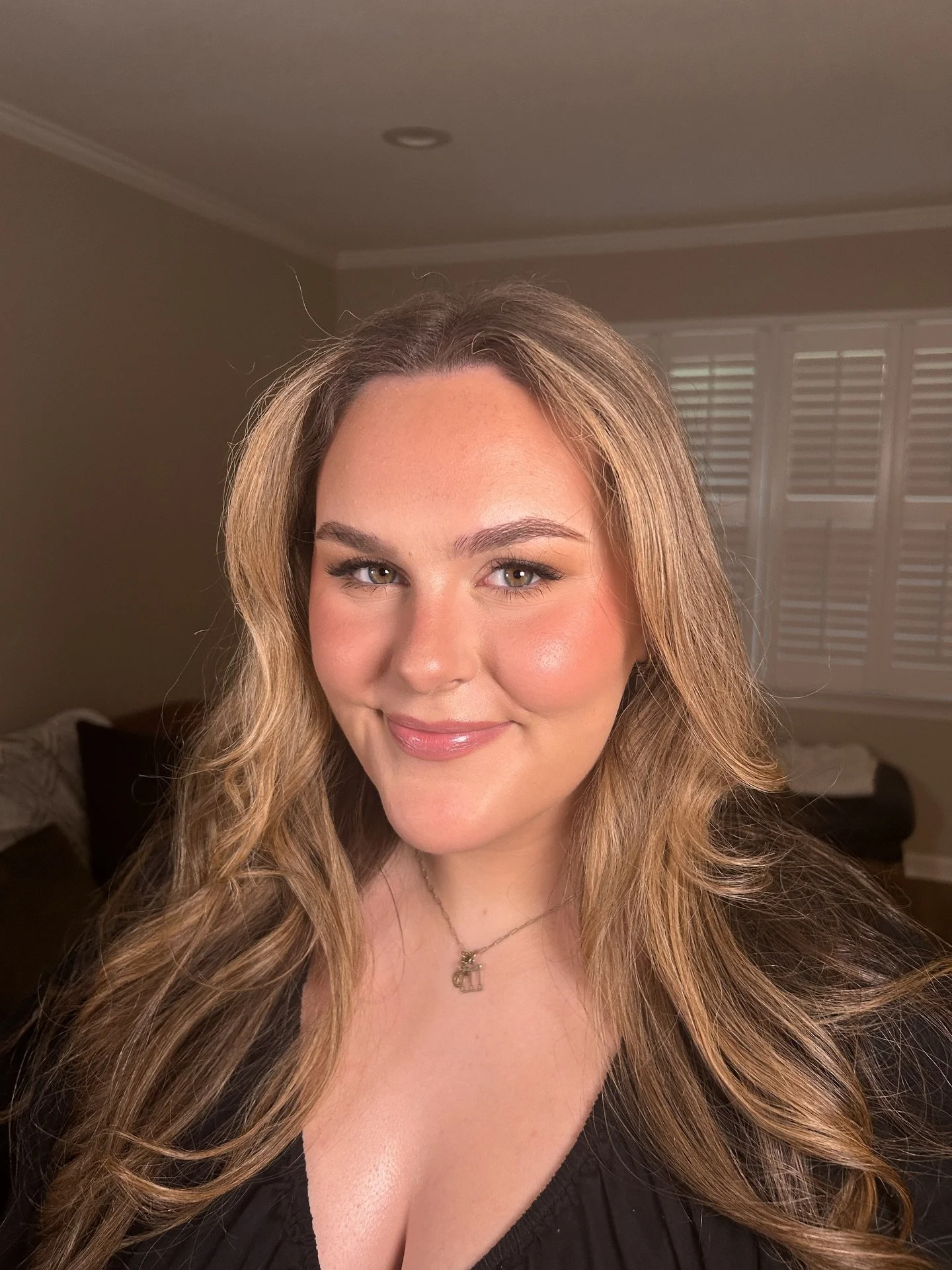 A beauty and a BEAT! Obsessed with this glam on @sydneycottle . This sun-kissed glowy base with a smokey lashline is one of my favorite looks to do on brides 😍

#atlantamua #georgiamua #makeupartist #bride #makeup