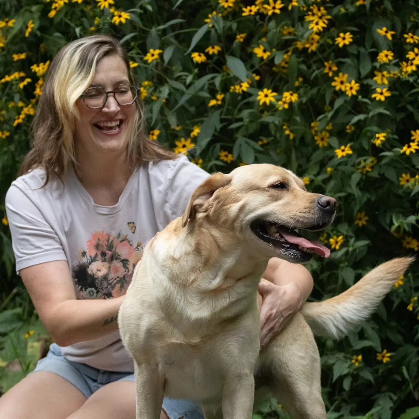 Baby + Lydia 🌻
&bull;
&bull;
&bull;
#minneapolisdogphotography #twincitiesdogphotography #yellowlab #outdoordogphotography #dogportraits