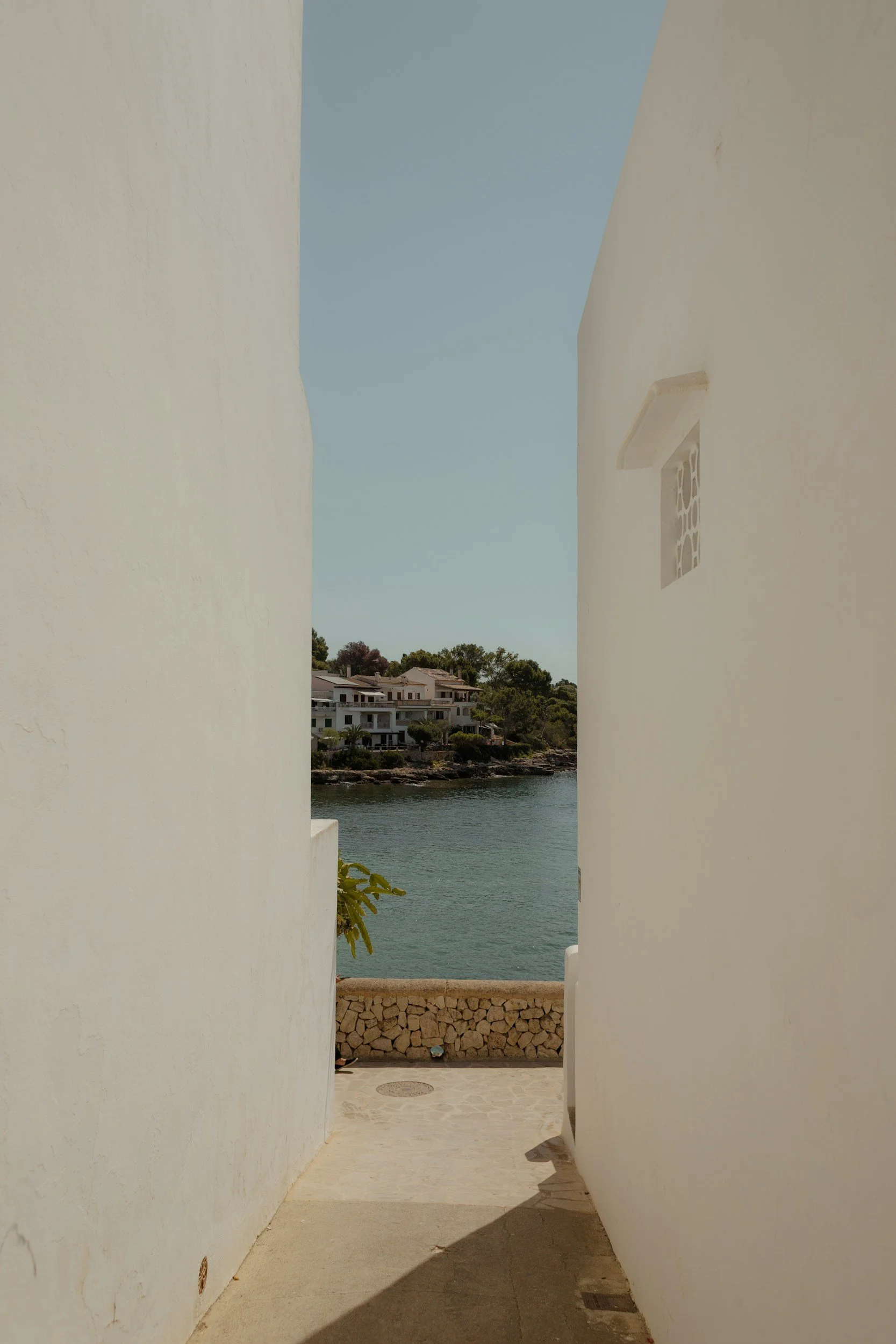 Minimalistische trouwlocatie op Mallorca met witte architectuur, natuurlijk licht en een rustige mediterrane sfeer voor een luxe destination wedding