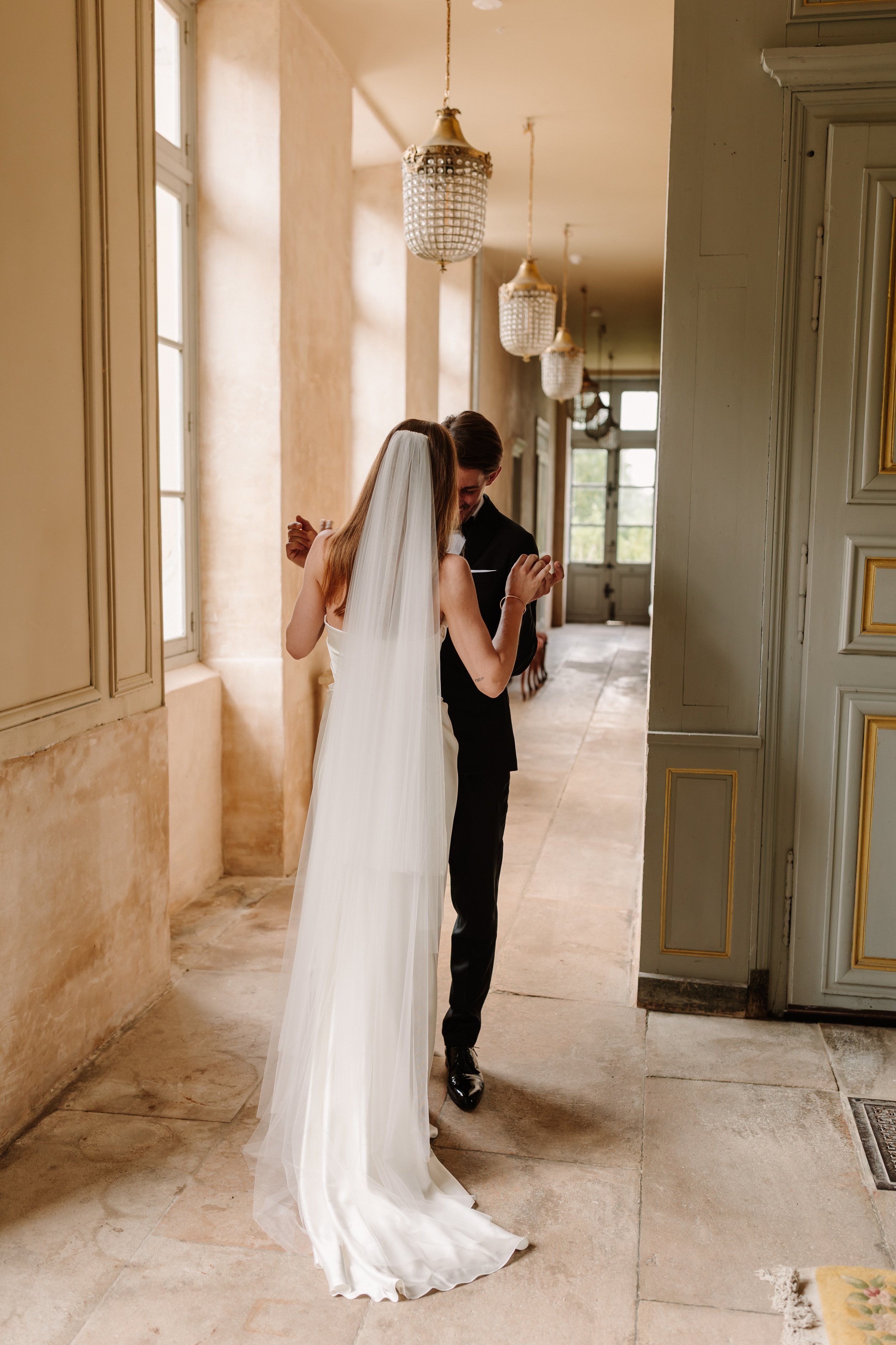 Editorial first look moment van een bruidspaar tijdens een luxe black-tie bruiloft in het buitenland