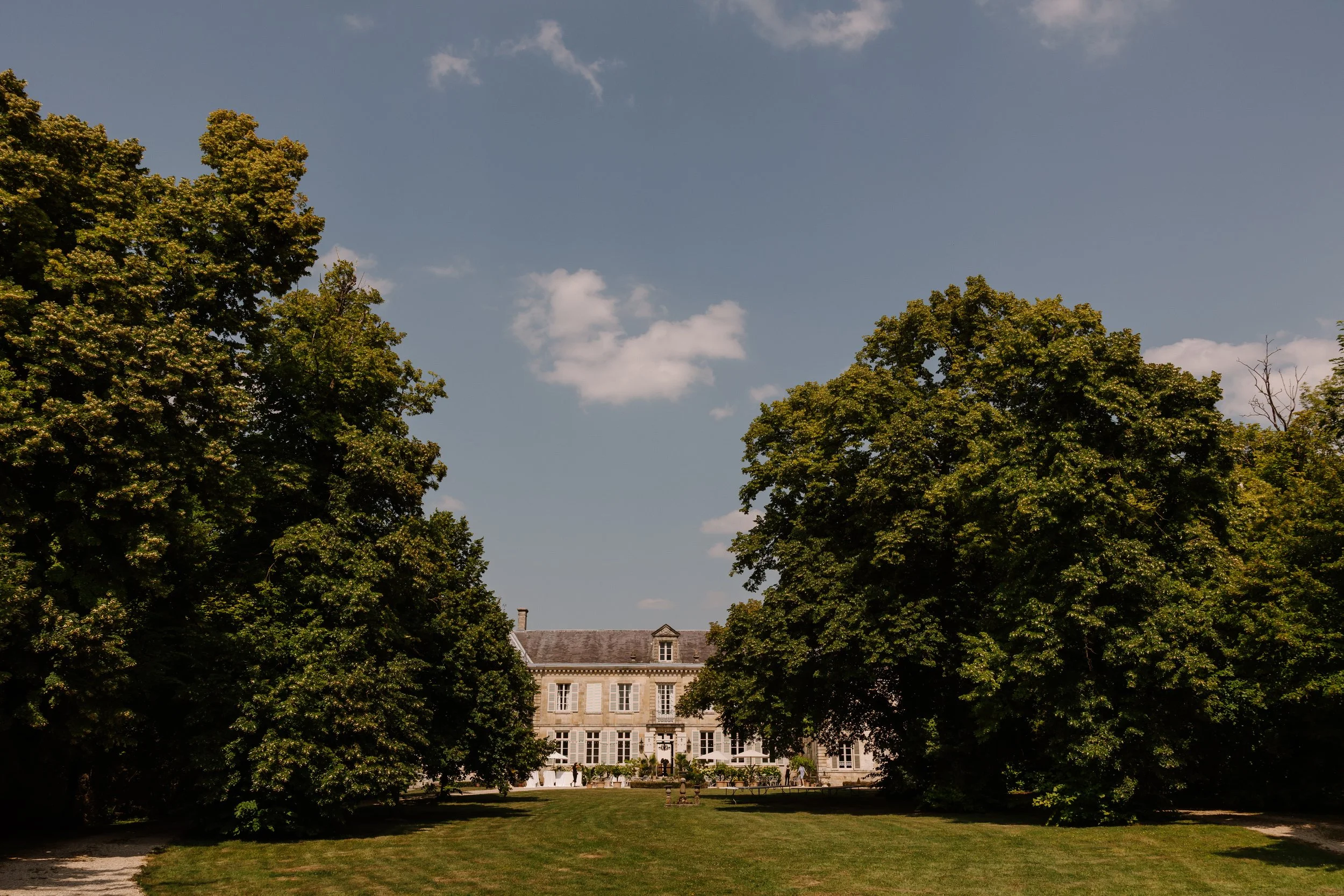 Elegant Frans château in de Champagne-regio met klassieke architectuur en verfijnde omgeving als stijlvolle setting voor een destination wedding