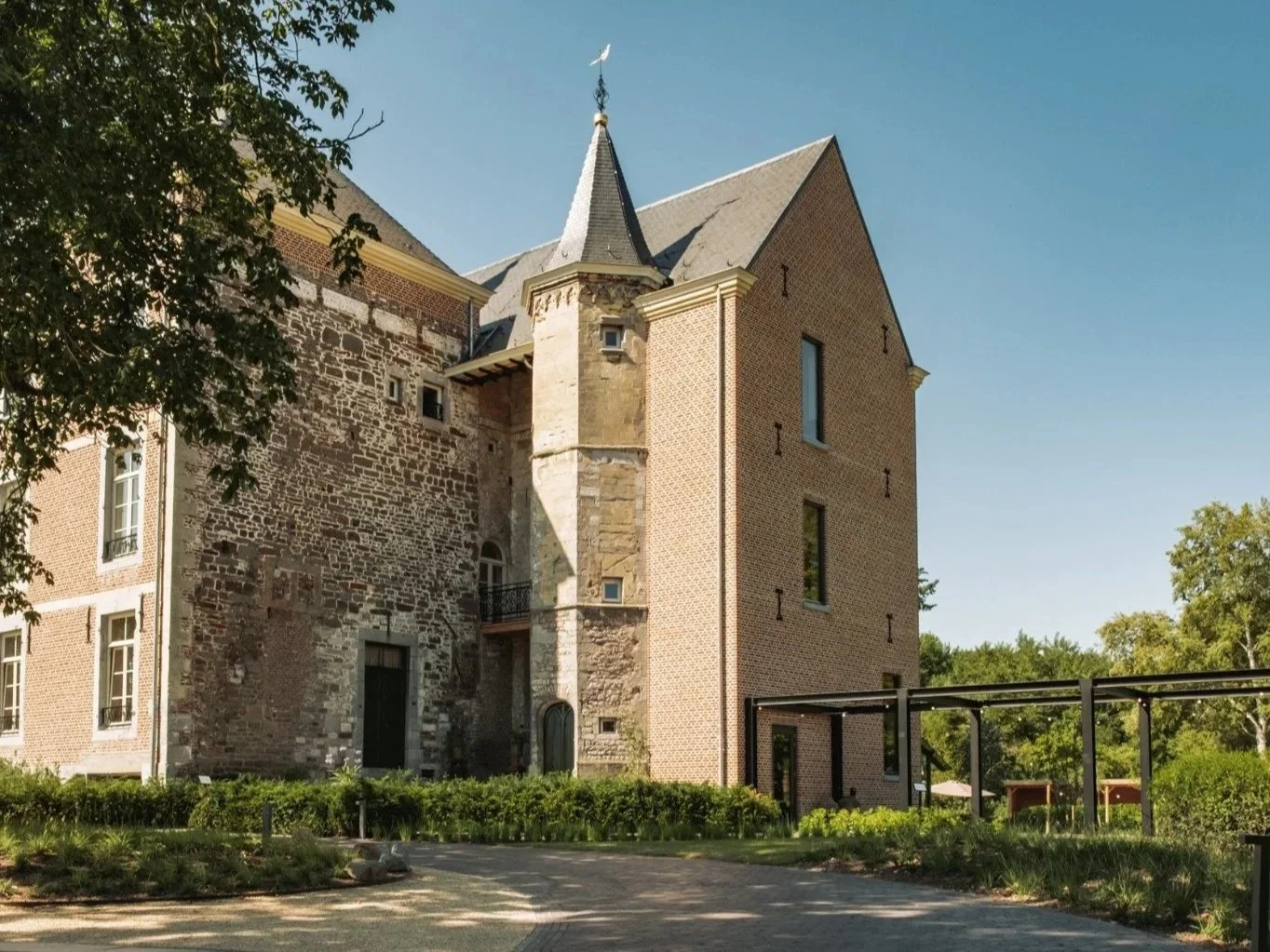 Van Oys Maastricht als elegante trouwlocatie met historische architectuur en groen landschap